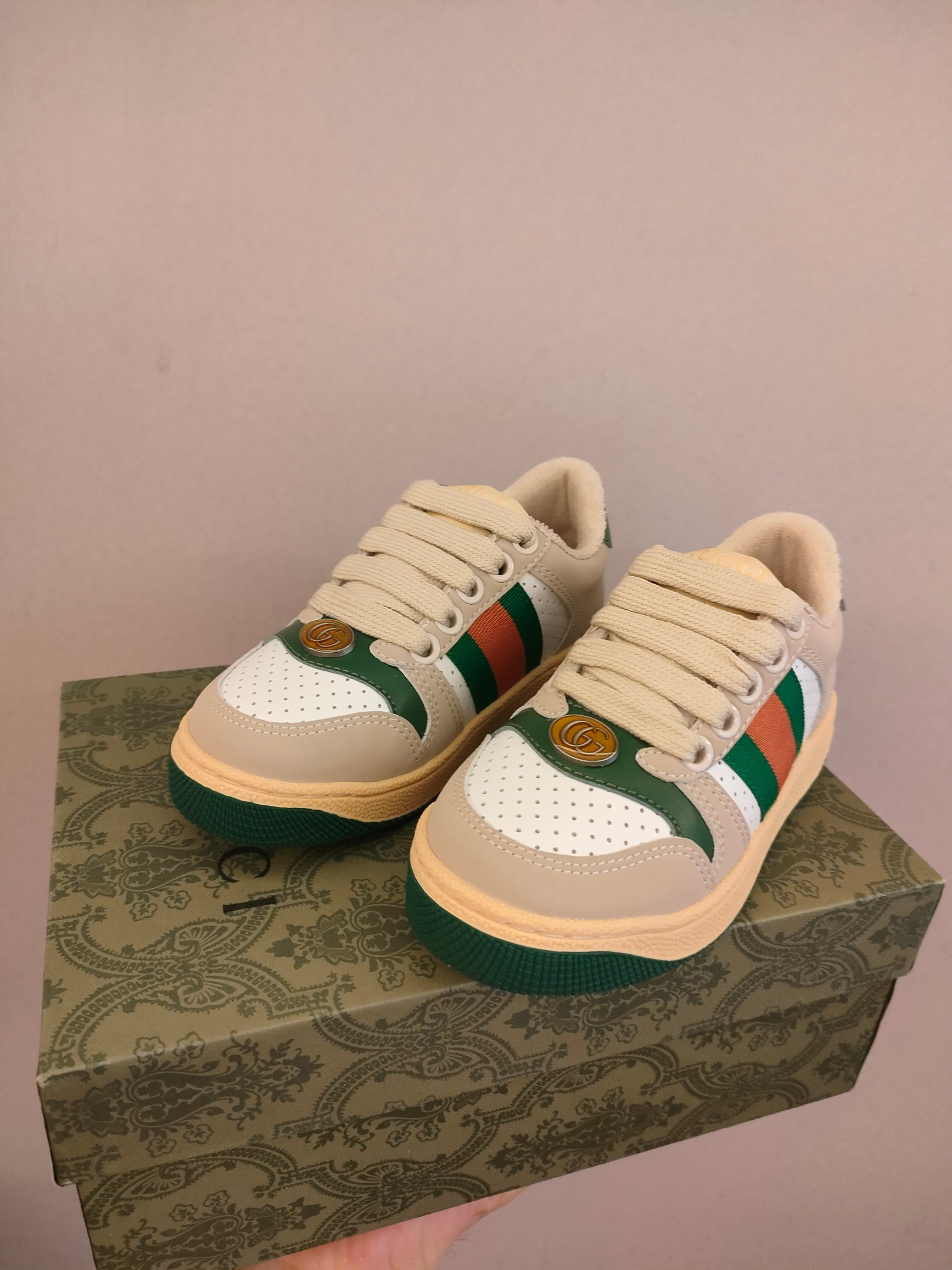图片[8]-出口欧洲版古驰GUCCI头层皮 GUCCI古驰新款儿童休闲鞋 尺码：24-35码 必入的大牌系列，经典古驰小蜜蜂系列。出口欧版，货不多卖一双少一双。 优质皮料定制，脚感舒适☁ 原版大底，耐磨防滑✔-选品中心