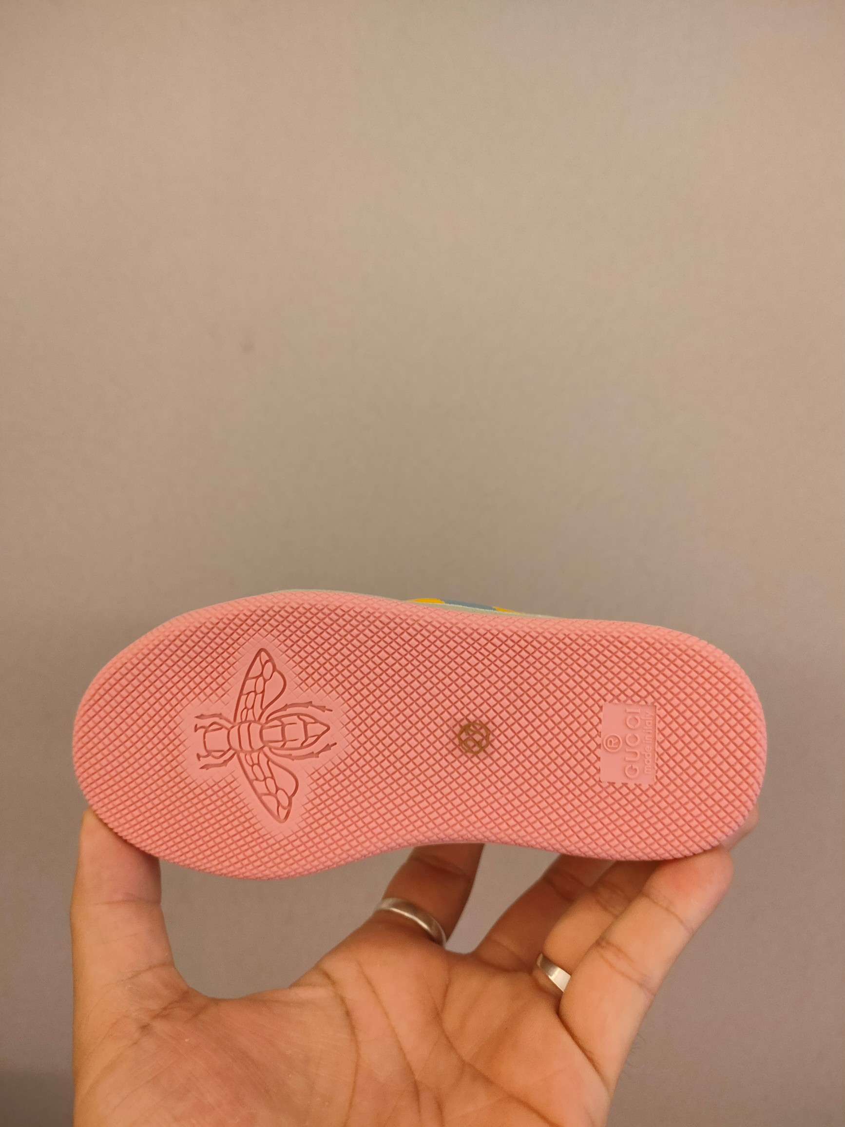 图片[6]-出口欧洲版古驰GUCCI头层皮 GUCCI古驰新款儿童休闲鞋 尺码：24-35码 必入的大牌系列，经典古驰小蜜蜂系列。出口欧版，货不多卖一双少一双。 优质皮料定制，脚感舒适☁ 原版大底，耐磨防滑✔-选品中心