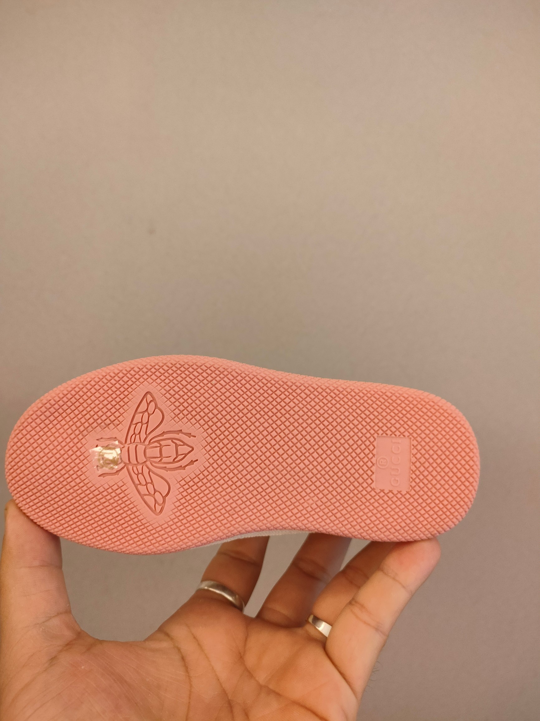 图片[6]-出口欧洲版古驰GUCCI头层皮 GUCCI古驰新款儿童休闲鞋 尺码：24-35码 必入的大牌系列，经典古驰小蜜蜂系列。出口欧版，货不多卖一双少一双。 优质皮料定制，脚感舒适☁ 原版大底，耐磨防滑✔-选品中心