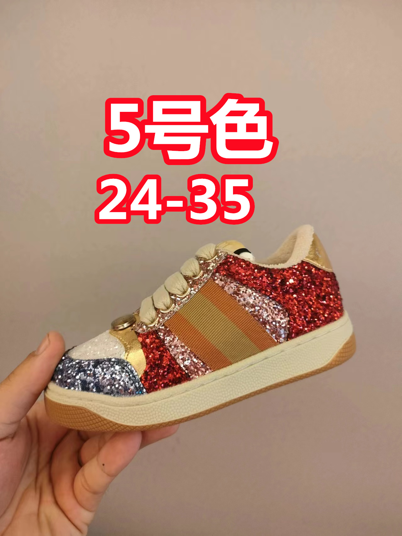 出口欧洲版古驰GUCCI头层皮 GUCCI古驰新款儿童休闲鞋 尺码：24-35码 必入的大牌系列，经典古驰小蜜蜂系列。出口欧版，货不多卖一双少一双。 优质皮料定制，脚感舒适☁ 原版大底，耐磨防滑✔-选品中心