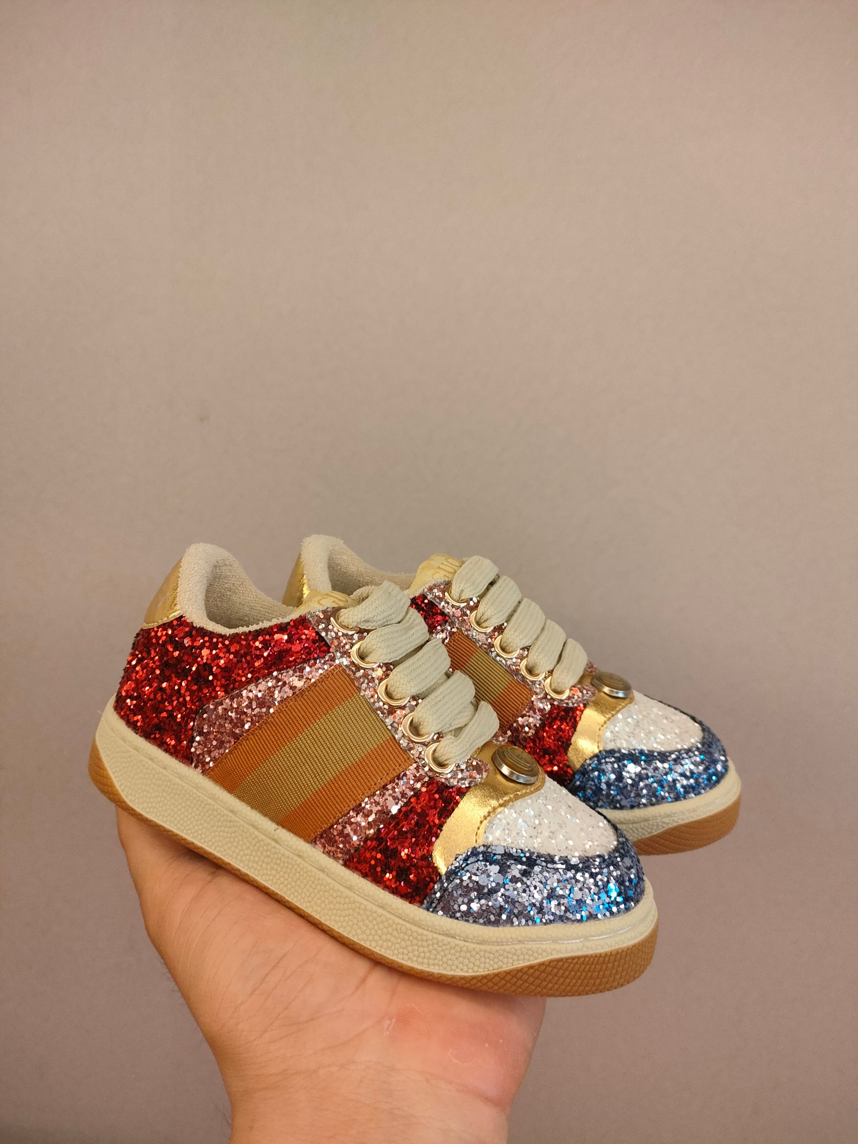 图片[2]-出口欧洲版古驰GUCCI头层皮 GUCCI古驰新款儿童休闲鞋 尺码：24-35码 必入的大牌系列，经典古驰小蜜蜂系列。出口欧版，货不多卖一双少一双。 优质皮料定制，脚感舒适☁ 原版大底，耐磨防滑✔-选品中心