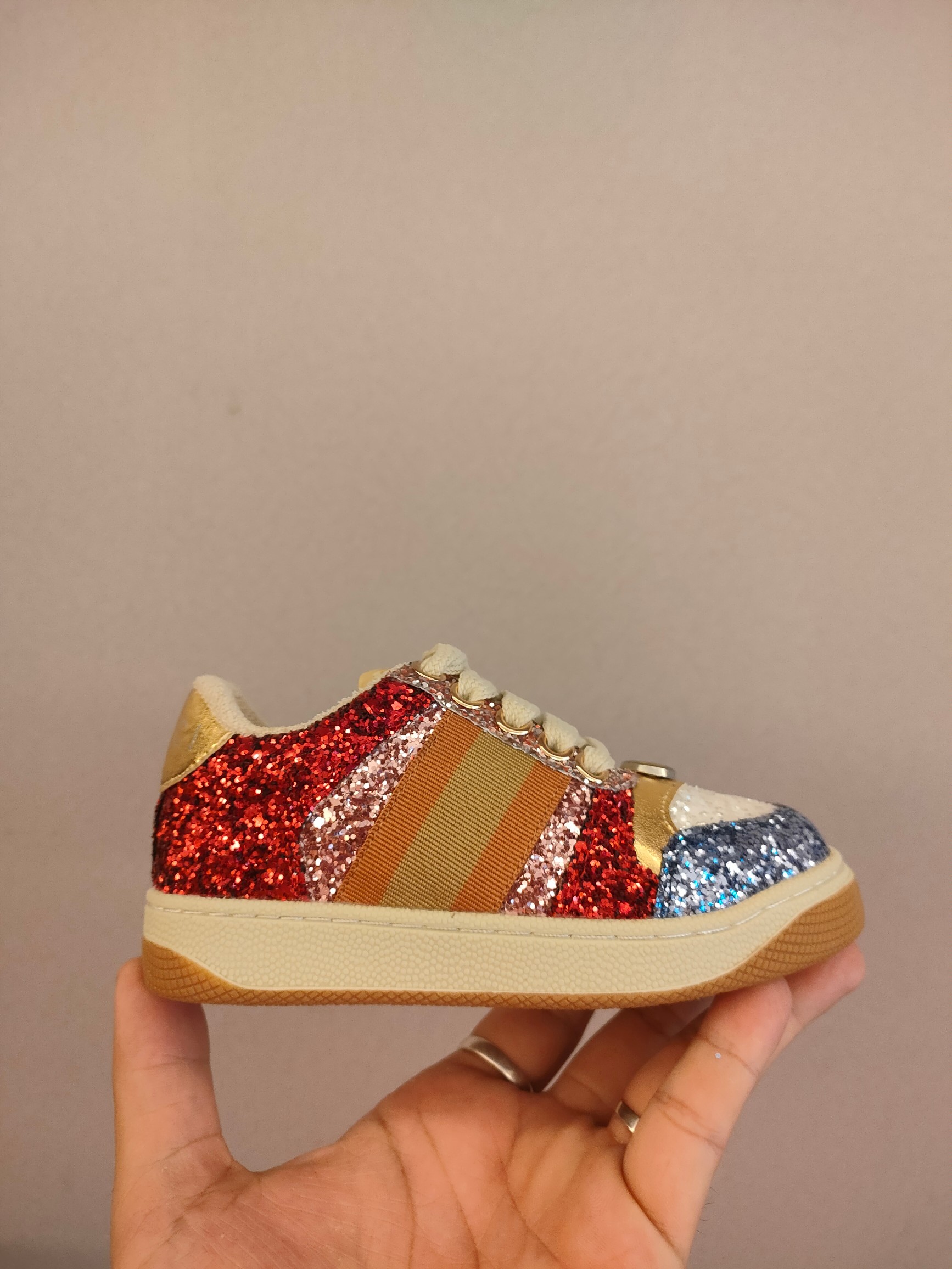 图片[3]-出口欧洲版古驰GUCCI头层皮 GUCCI古驰新款儿童休闲鞋 尺码：24-35码 必入的大牌系列，经典古驰小蜜蜂系列。出口欧版，货不多卖一双少一双。 优质皮料定制，脚感舒适☁ 原版大底，耐磨防滑✔-选品中心