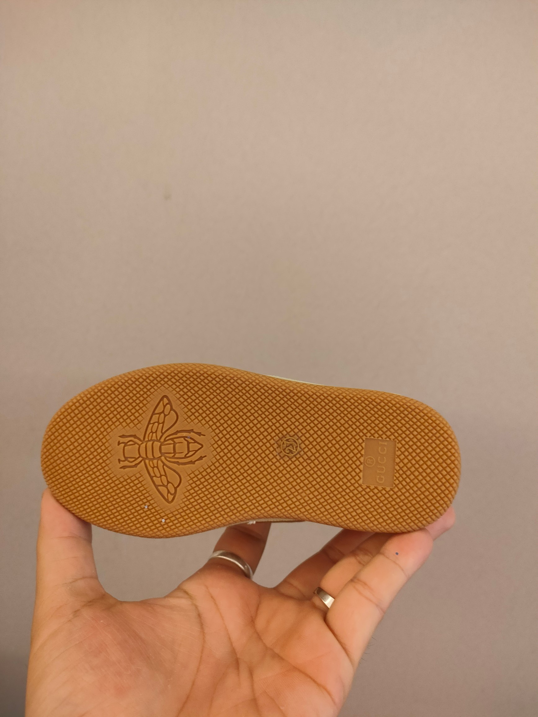 图片[6]-出口欧洲版古驰GUCCI头层皮 GUCCI古驰新款儿童休闲鞋 尺码：24-35码 必入的大牌系列，经典古驰小蜜蜂系列。出口欧版，货不多卖一双少一双。 优质皮料定制，脚感舒适☁ 原版大底，耐磨防滑✔-选品中心