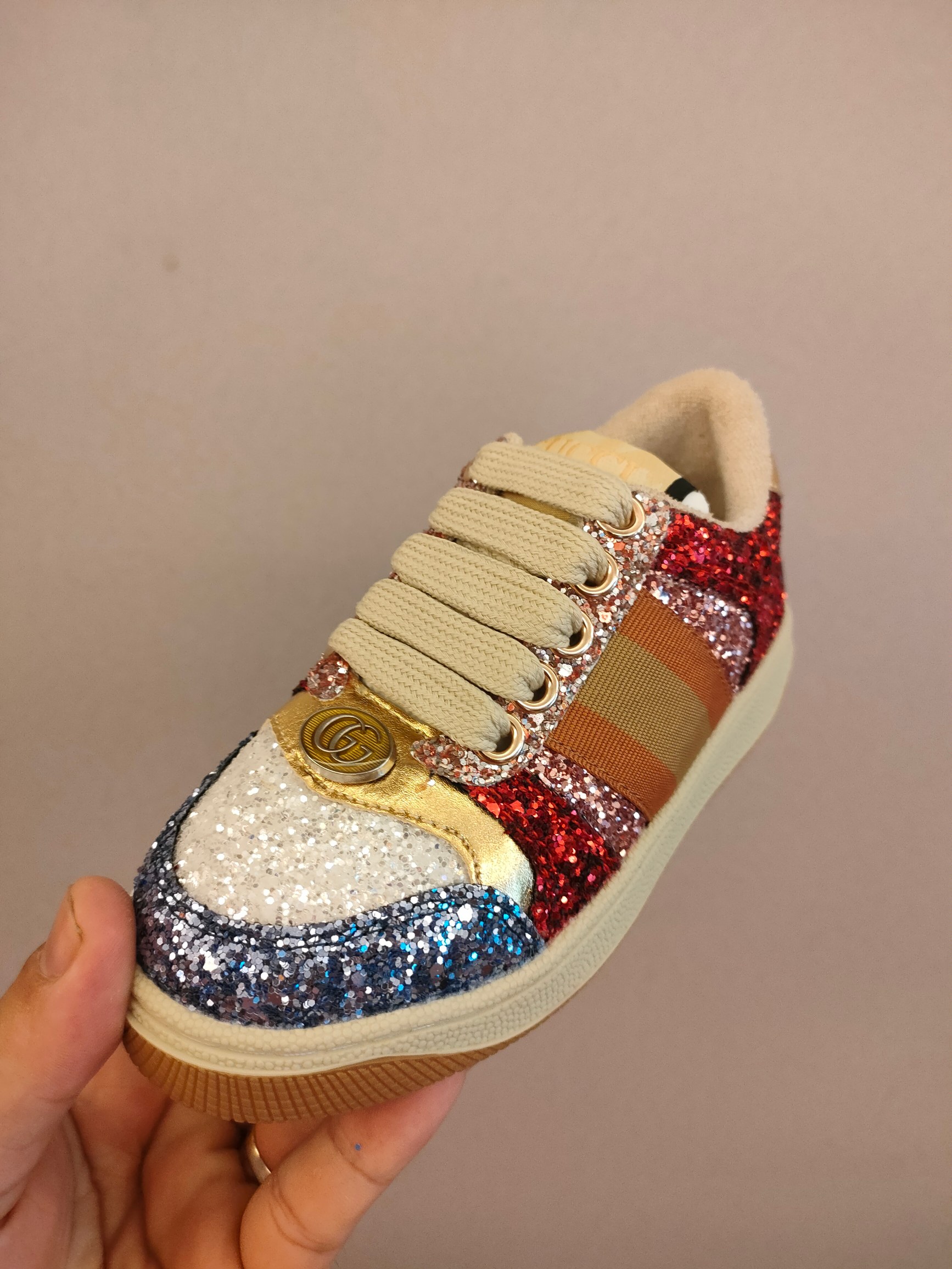 图片[7]-出口欧洲版古驰GUCCI头层皮 GUCCI古驰新款儿童休闲鞋 尺码：24-35码 必入的大牌系列，经典古驰小蜜蜂系列。出口欧版，货不多卖一双少一双。 优质皮料定制，脚感舒适☁ 原版大底，耐磨防滑✔-选品中心