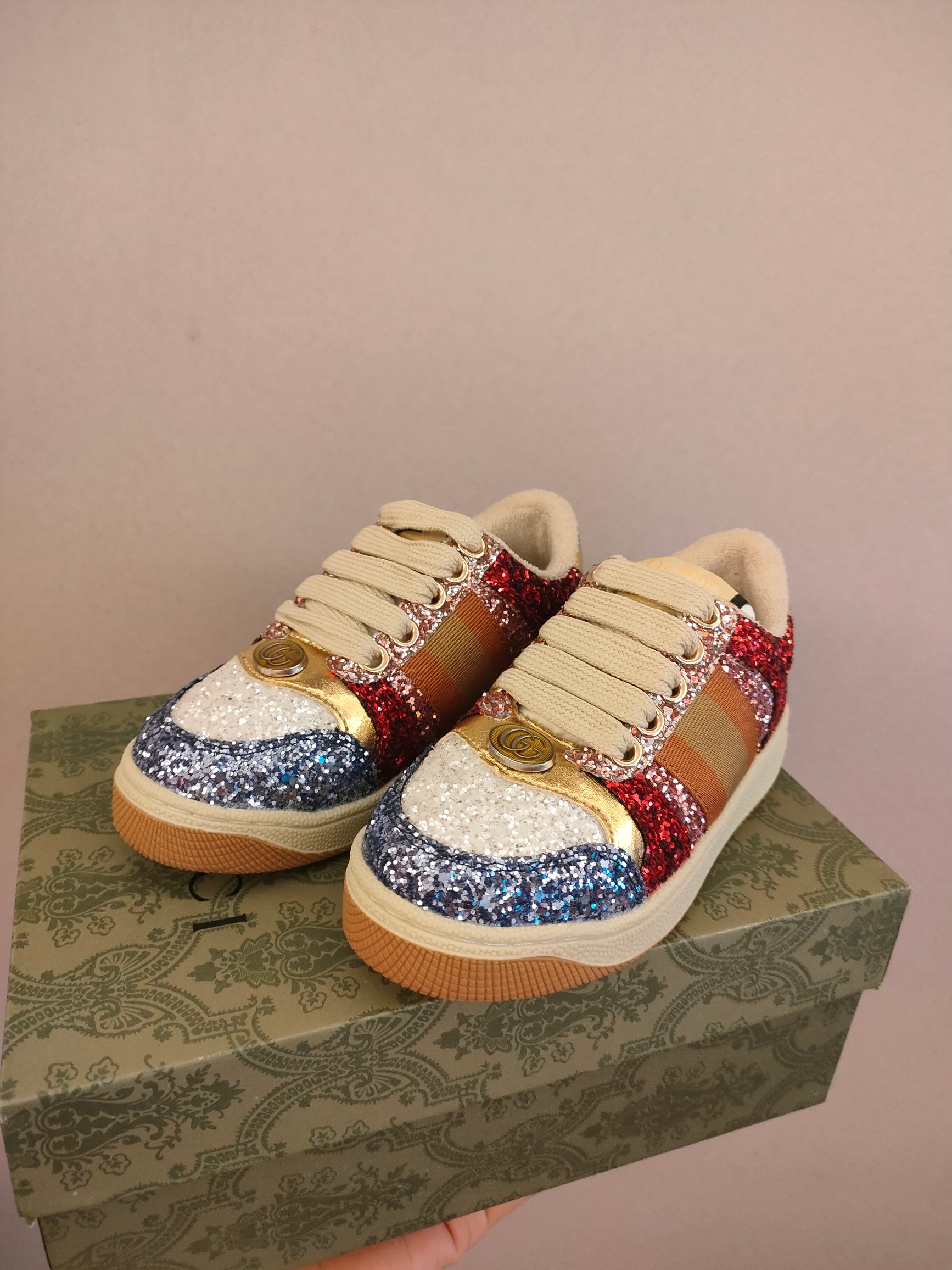 图片[8]-出口欧洲版古驰GUCCI头层皮 GUCCI古驰新款儿童休闲鞋 尺码：24-35码 必入的大牌系列，经典古驰小蜜蜂系列。出口欧版，货不多卖一双少一双。 优质皮料定制，脚感舒适☁ 原版大底，耐磨防滑✔-选品中心