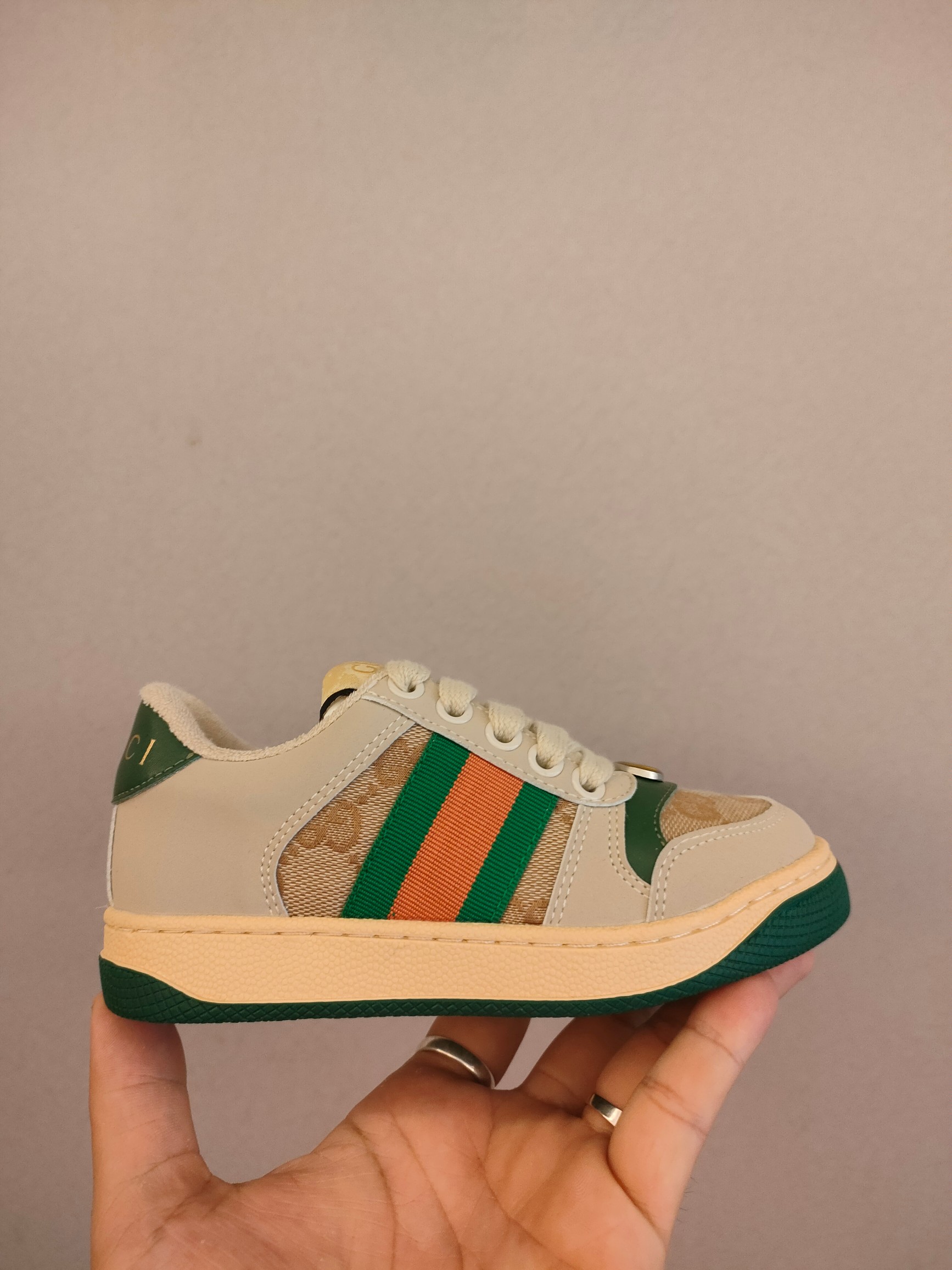 图片[3]-出口欧洲版古驰GUCCI头层皮 GUCCI古驰新款儿童休闲鞋 尺码：24-35码 必入的大牌系列，经典古驰小蜜蜂系列。出口欧版，货不多卖一双少一双。 优质皮料定制，脚感舒适☁ 原版大底，耐磨防滑✔-选品中心