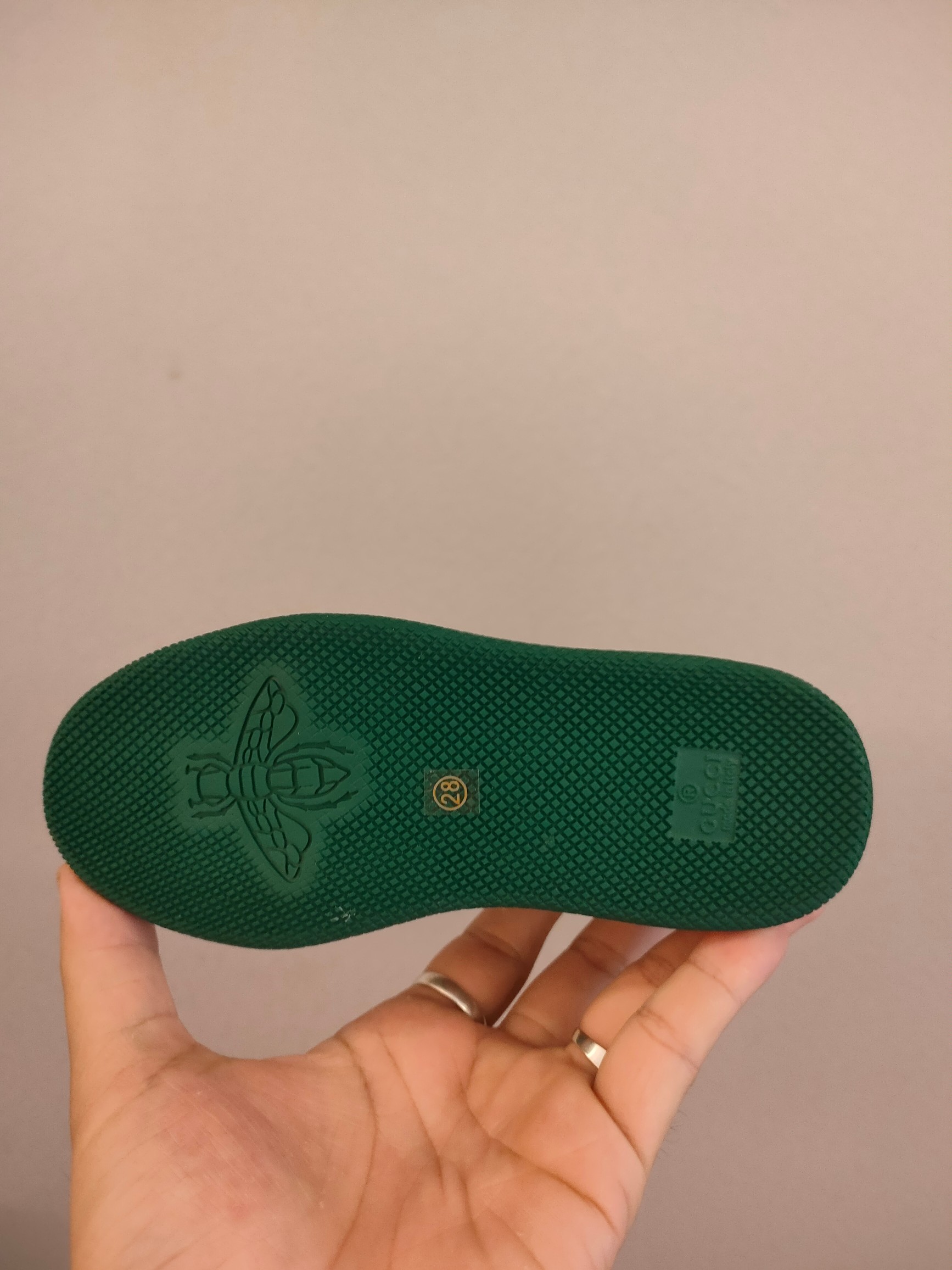 图片[6]-出口欧洲版古驰GUCCI头层皮 GUCCI古驰新款儿童休闲鞋 尺码：24-35码 必入的大牌系列，经典古驰小蜜蜂系列。出口欧版，货不多卖一双少一双。 优质皮料定制，脚感舒适☁ 原版大底，耐磨防滑✔-选品中心