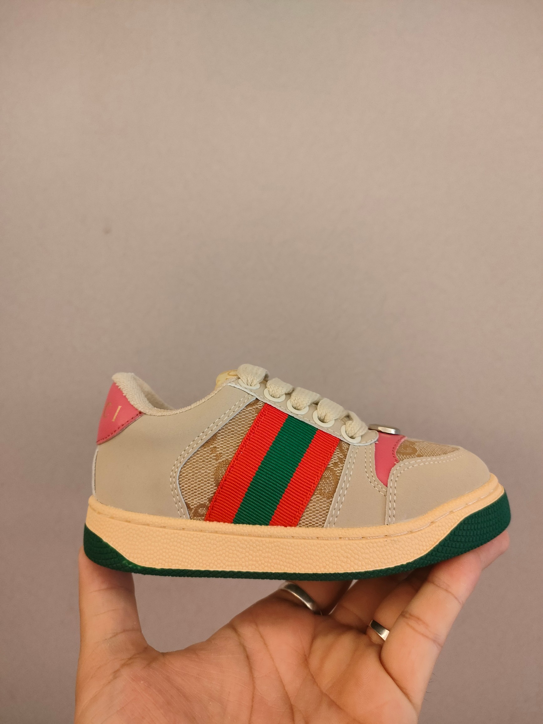 图片[3]-出口欧洲版古驰GUCCI头层皮 GUCCI古驰新款儿童休闲鞋 尺码：24-35码 必入的大牌系列，经典古驰小蜜蜂系列。出口欧版，货不多卖一双少一双。 优质皮料定制，脚感舒适☁ 原版大底，耐磨防滑✔-选品中心