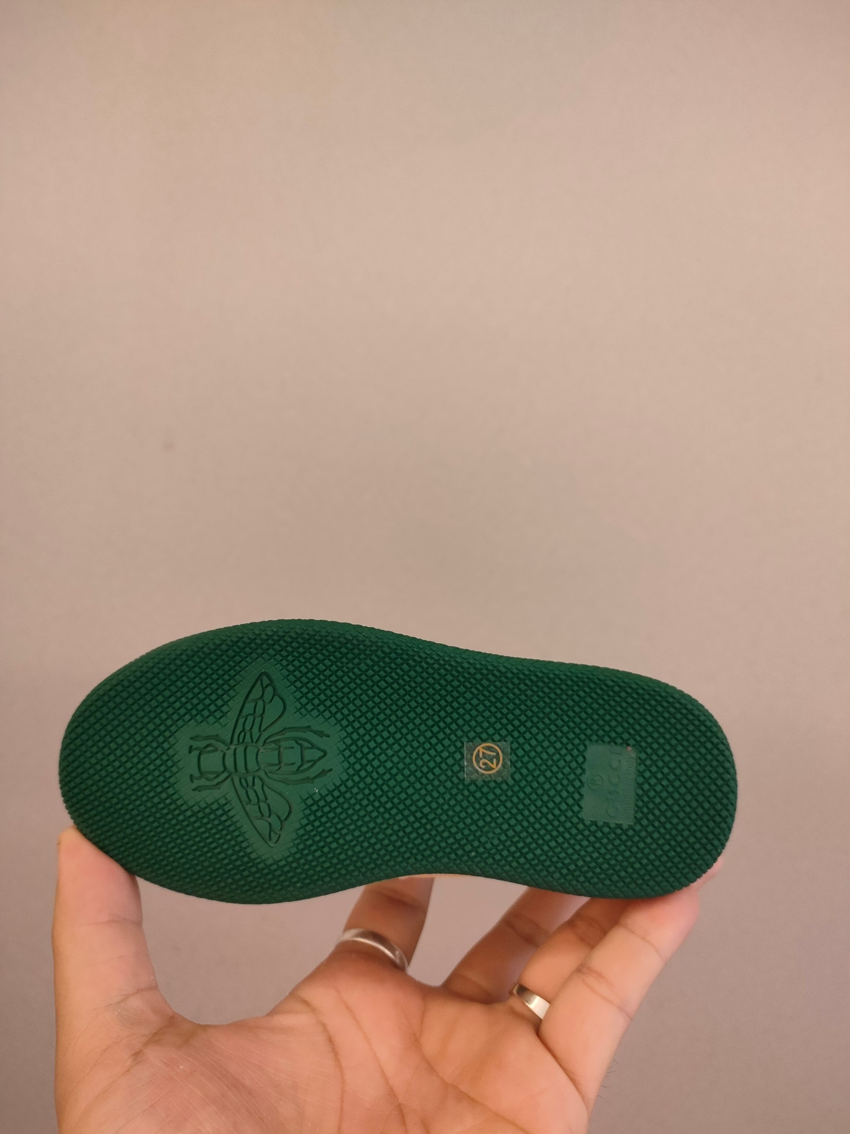 图片[6]-出口欧洲版古驰GUCCI头层皮 GUCCI古驰新款儿童休闲鞋 尺码：24-35码 必入的大牌系列，经典古驰小蜜蜂系列。出口欧版，货不多卖一双少一双。 优质皮料定制，脚感舒适☁ 原版大底，耐磨防滑✔-选品中心