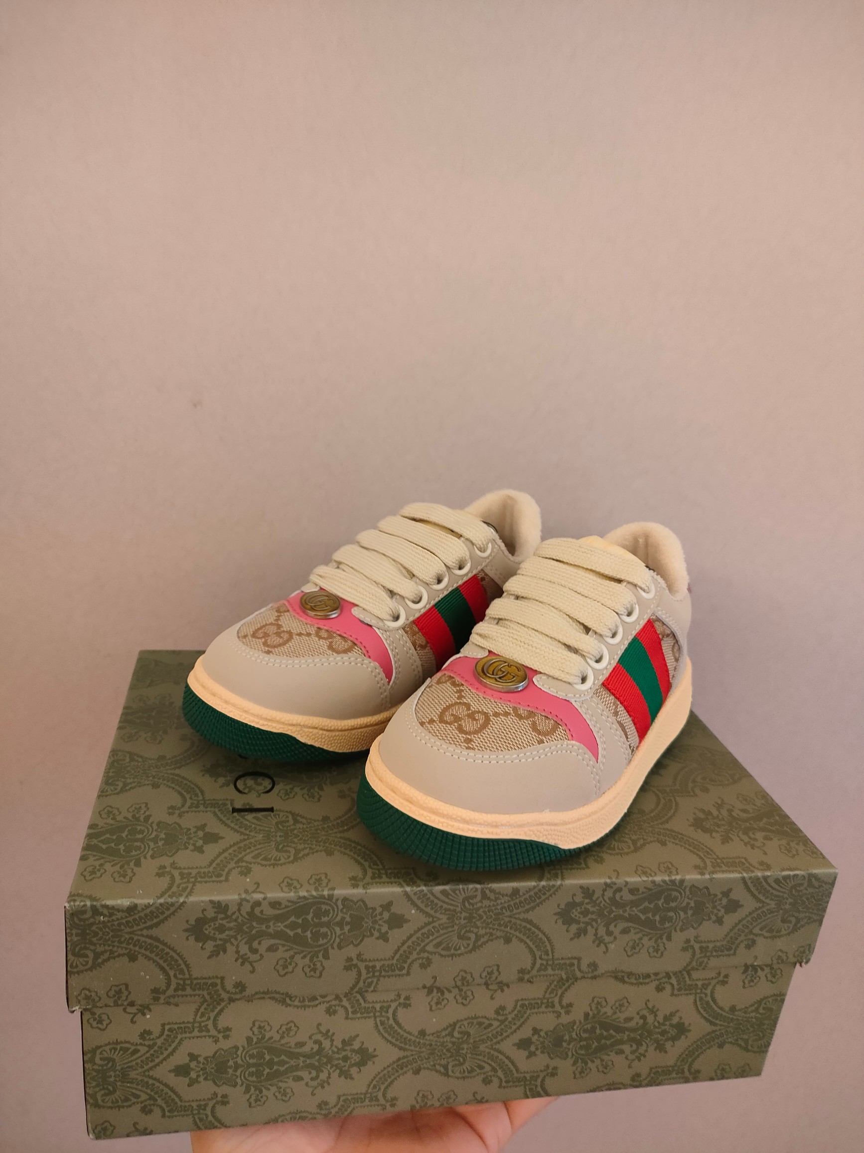 图片[8]-出口欧洲版古驰GUCCI头层皮 GUCCI古驰新款儿童休闲鞋 尺码：24-35码 必入的大牌系列，经典古驰小蜜蜂系列。出口欧版，货不多卖一双少一双。 优质皮料定制，脚感舒适☁ 原版大底，耐磨防滑✔-选品中心