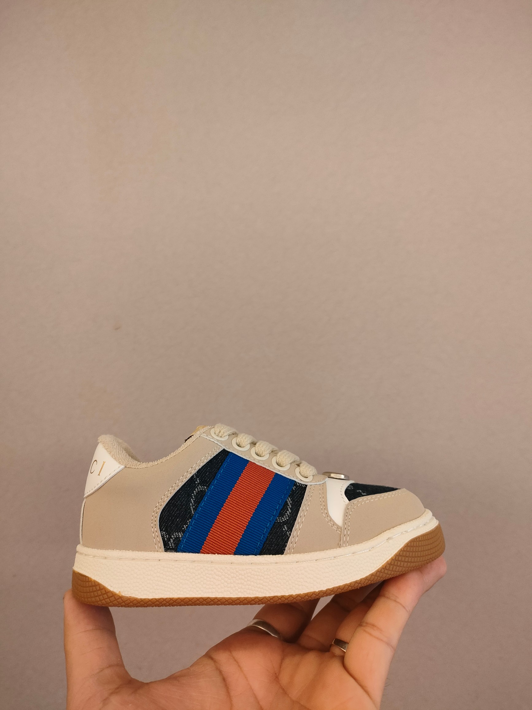 图片[3]-出口欧洲版古驰GUCCI头层皮 GUCCI古驰新款儿童休闲鞋 尺码：24-35码 必入的大牌系列，经典古驰小蜜蜂系列。出口欧版，货不多卖一双少一双。 优质皮料定制，脚感舒适☁ 原版大底，耐磨防滑✔-选品中心