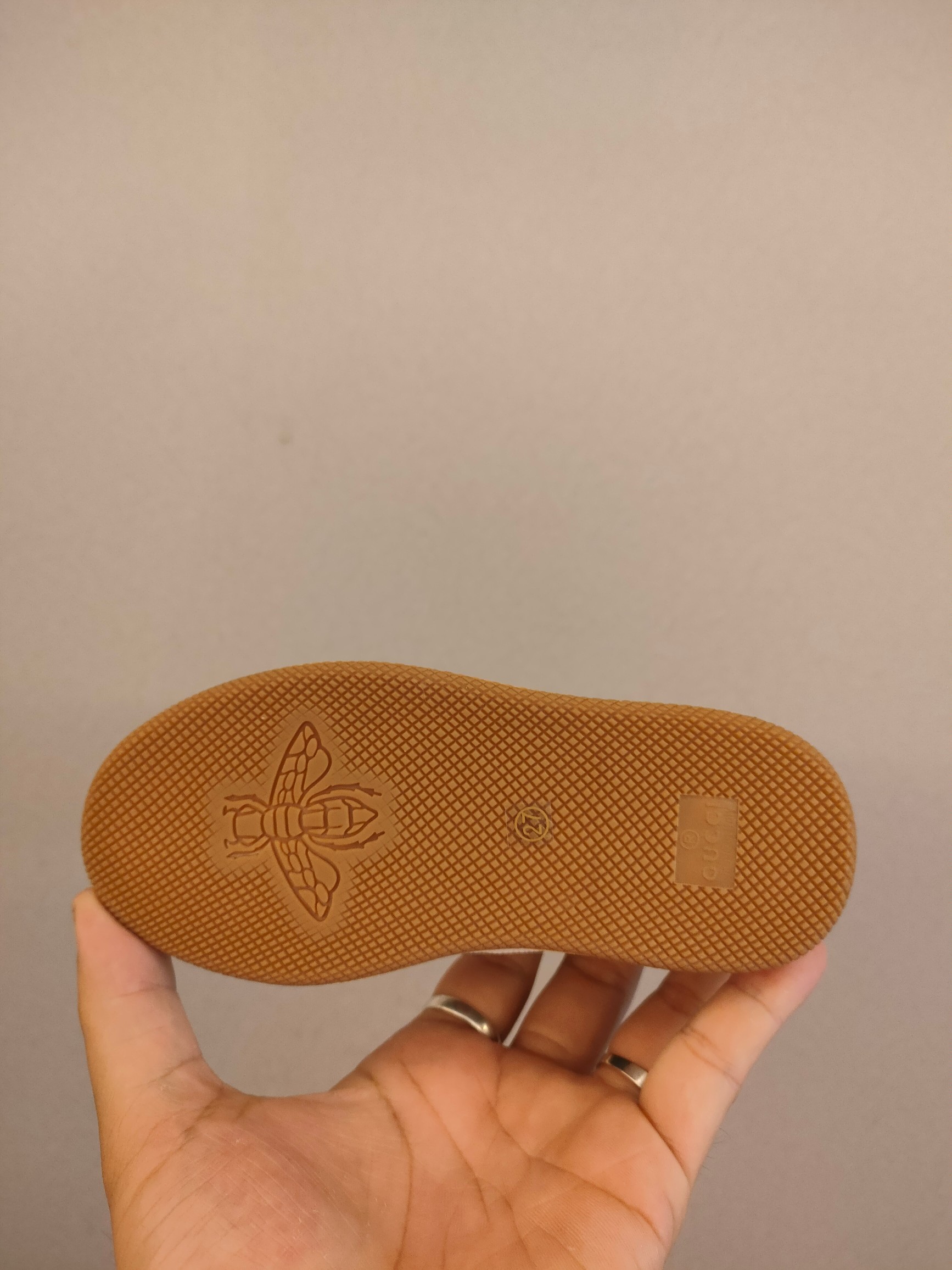 图片[6]-出口欧洲版古驰GUCCI头层皮 GUCCI古驰新款儿童休闲鞋 尺码：24-35码 必入的大牌系列，经典古驰小蜜蜂系列。出口欧版，货不多卖一双少一双。 优质皮料定制，脚感舒适☁ 原版大底，耐磨防滑✔-选品中心