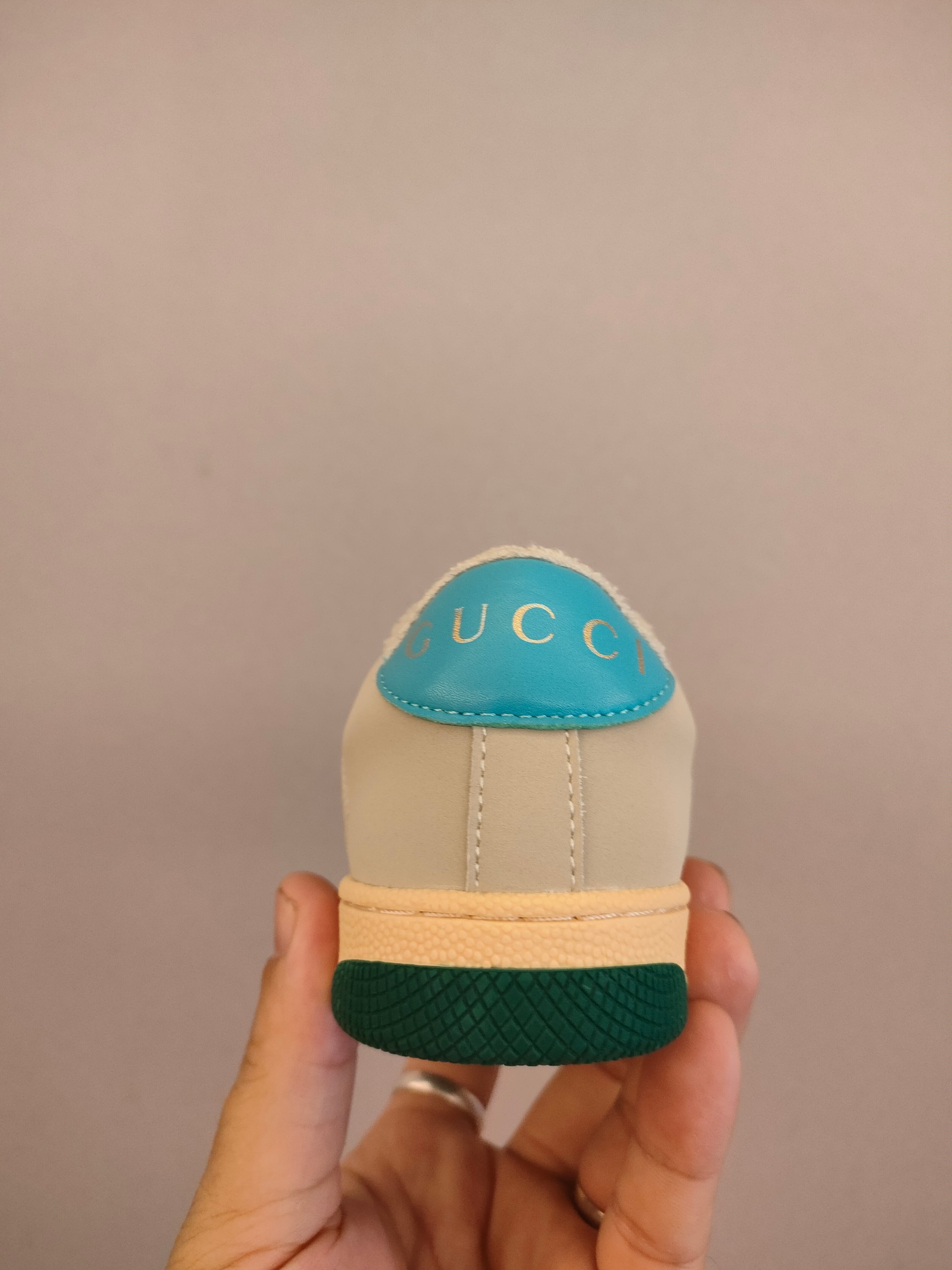 图片[5]-出口欧洲版古驰GUCCI头层皮 GUCCI古驰新款儿童休闲鞋 尺码：24-35码 必入的大牌系列，经典古驰小蜜蜂系列。出口欧版，货不多卖一双少一双。 优质皮料定制，脚感舒适☁ 原版大底，耐磨防滑✔-选品中心