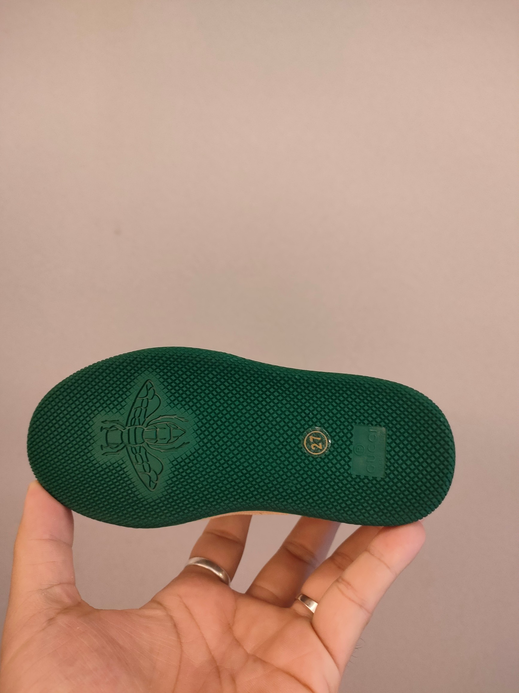 图片[6]-出口欧洲版古驰GUCCI头层皮 GUCCI古驰新款儿童休闲鞋 尺码：24-35码 必入的大牌系列，经典古驰小蜜蜂系列。出口欧版，货不多卖一双少一双。 优质皮料定制，脚感舒适☁ 原版大底，耐磨防滑✔-选品中心