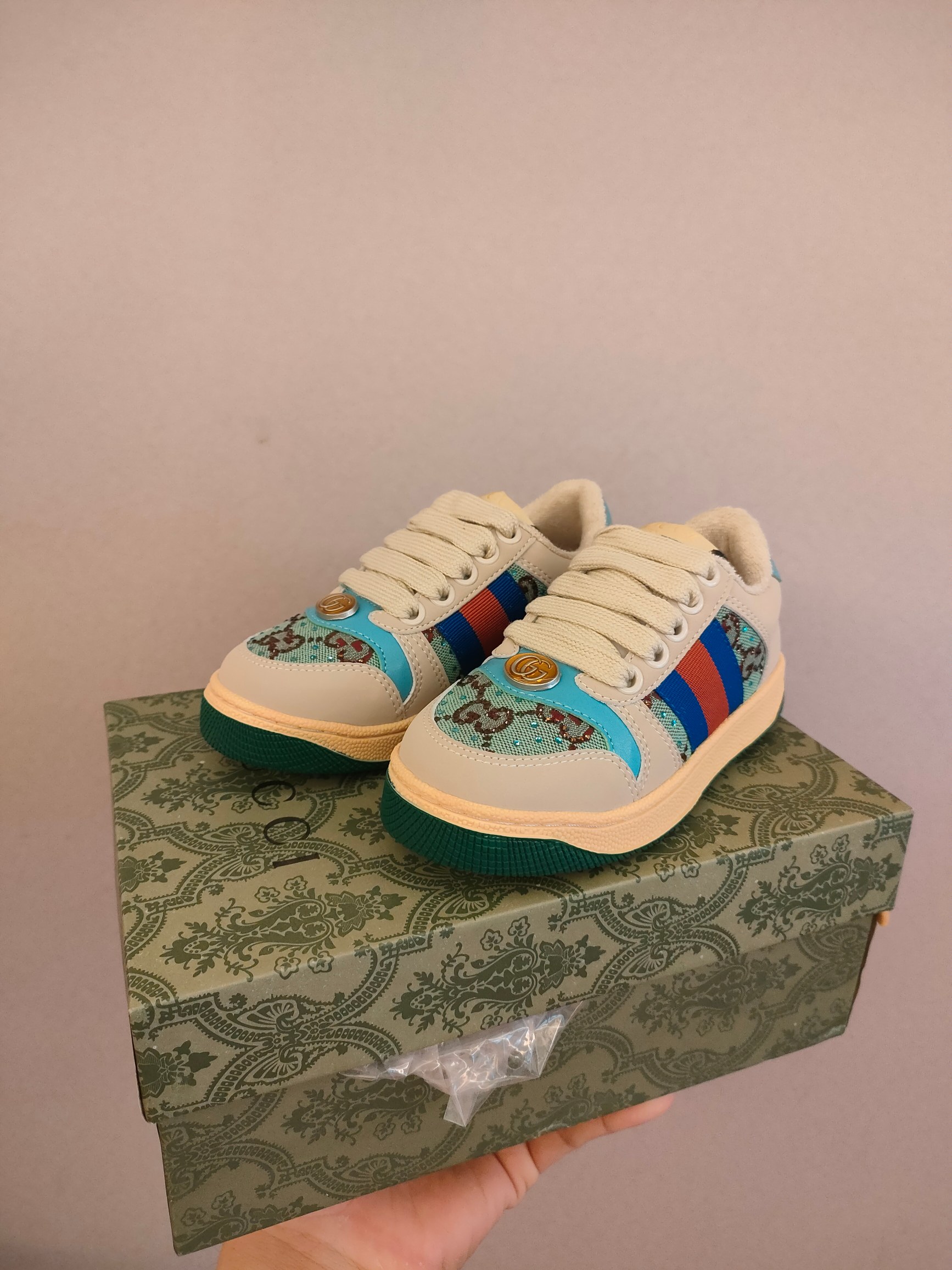 图片[8]-出口欧洲版古驰GUCCI头层皮 GUCCI古驰新款儿童休闲鞋 尺码：24-35码 必入的大牌系列，经典古驰小蜜蜂系列。出口欧版，货不多卖一双少一双。 优质皮料定制，脚感舒适☁ 原版大底，耐磨防滑✔-选品中心