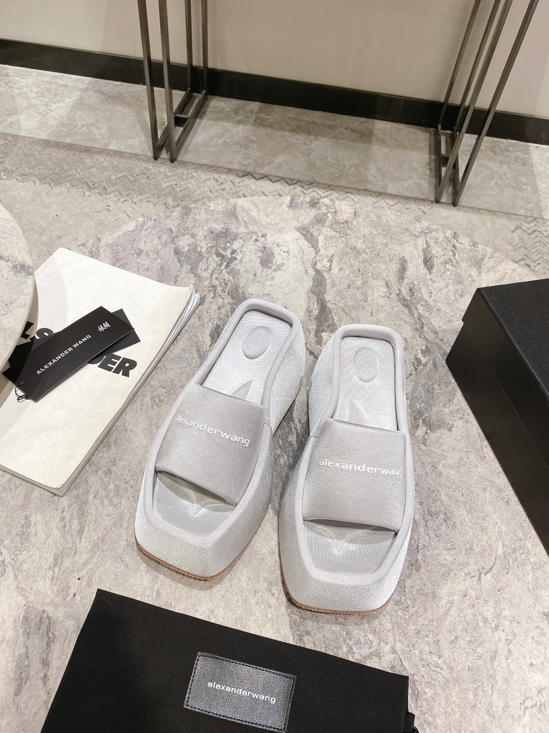 NO:921559,[lexanderWang] Dawang's latest popular spring and summer thick-soled platform sandals are on sale at the same time at Xiaohongshu Internet celebrity grass model. A sandal that is super comfortable on the feet and has a unique personality but not alternative. Hurry up and get a pair [Seduce] [Seduce] Upper: Original customized high mercerized fabric Outsole: PU foam waterproof platform rubber backing combination High mercerized fabric heel Bottom thickness: 6cm in front and 10cm in back Code number: 35-3940 Customized  Comes with original packaging, slippers, alexander wang, slippers19860909【lexanderWang】大王春夏最新爆款厚底松糕水台凉拖 专柜同步发售 小红书网红种草款 一款上脚超舒适 个性独特而不另类的凉拖 还不赶紧入手一双[勾引][勾引] 鞋面:原版定制高丝光布料 大底:pu发泡防水台橡胶底片组合 高丝光面料包跟 底厚:前6cm后10cm 码数:35-3940订做 配原版一致包装,拖鞋,alexander wang,slippers,Women's Shoes