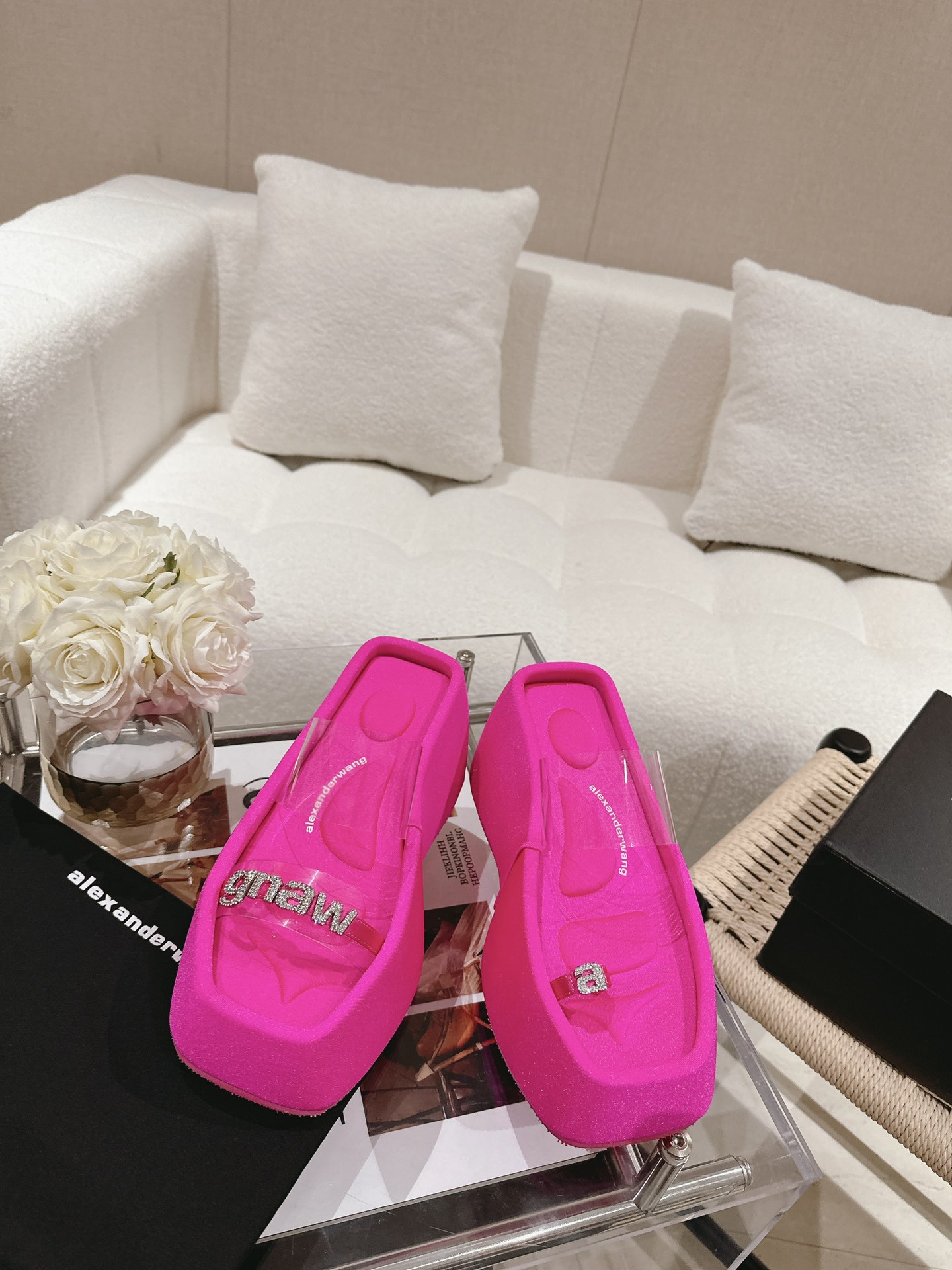 NO:496141,A*lexander~ Wang Alexander ·Wang vs. The latest hot spring and summer sponge dunk series, major internet celebrities are showing!  The latest model on the official website is synchronized with the highest version of the counter, the market exclusive original single packaging, original single silk hot diamond, you must have a pair of king slippers in spring and summer... Upper: Silk Australian diamond LOGUO process Outsole: Silk bag rubber bottom combination sole Sole thickness: 6cm in front and 10cm in back Size: 35-39 (34.40.41 customization without return and exchange) Packaging: The original full set of packaging Color: 7 colors for official website, slippers, alexander wang, slippers, real silk19860909A*lexander~ Wang亚力山大 ·王vs春夏季最新爆款松糕拖系列,各大网红明星纷纷开秀！ 官网同步最新款,专柜最高版本懒人增高拖,市场独家原单包装,原单真丝烫钻,春夏季必须拥有一双大王拖鞋…… 鞋面:真丝澳钻LOGUO工艺 大底:真丝包橡胶底片组合大底 底厚:前6cm后10cm 码数:35-39（34.40.41定制不退换） 包装:原版全套包装 颜色:官网同步7色出,拖鞋,alexander wang,slippers,real silk,Women's Shoes