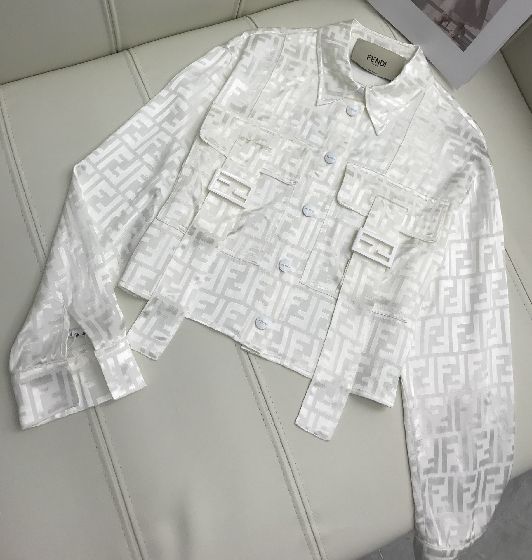 NO:696826,Fend* new products are on the shelves. Jacquard pleated shirt jacket. Rayon jacquard pleated fabric. Comfortable texture. Lightweight and comfortable pleated texture fabric. Full of high-end feel. Decorated with baguette metal decoration. Pocket zipper design. Creates fashionable and charming style. Can be paired with shorts and trousers of the same series. Latest series. Recommended to buy. Series development. Make the outfit more coordinated and charming. Best high version in this issue. Color, fendi, shorts, jackets & coats, shirts,19860909Fend*新品上架 提花褶皱衬衫外套 人丝提花褶皱面料 质感舒适 轻薄舒适的褶皱肌理面料 高级感十足 饰以法棍金属装饰 口袋拉链设计 塑造时髦魅力风格 可搭配同系列短裤长裤 最新系列 推荐入手 系列开发 让穿搭更为协调魅力 本期最佳  高版本 色,,fendi,shorts,jackets & coats,shirts,,Women's clothing