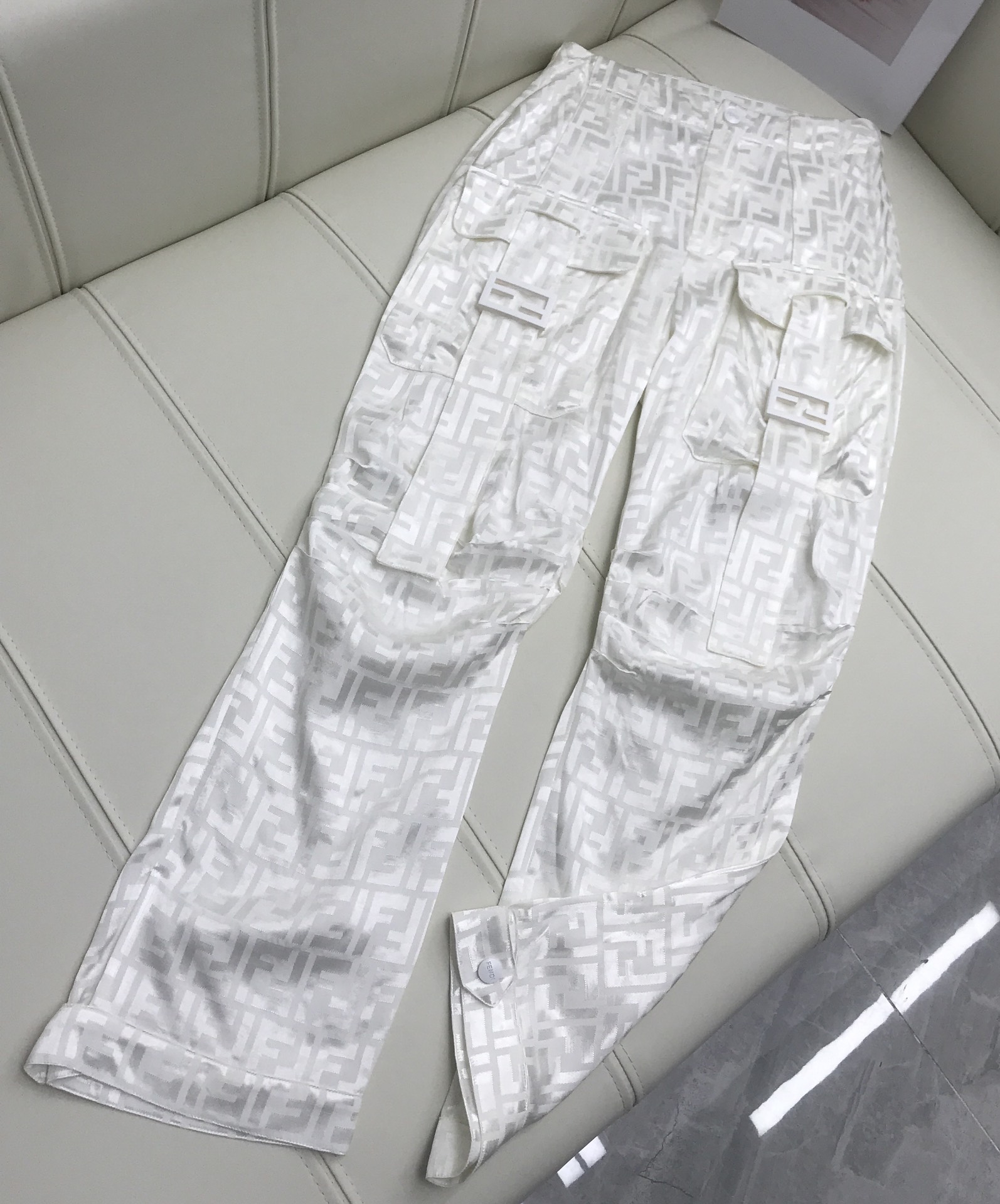 NO:696821,Fend* new products are on the shelves. Jacquard pleated trousers. Rayon jacquard pleated fabric. Comfortable texture. Lightweight and comfortable pleated texture fabric. Full of high-end feel. Decorated with baguette metal decoration. Straight slim fit. Create fashionable and charming style. Latest series. Recommended to buy. Series development to make the outfit more coordinated and charming. Best high version in this issue. Color,,fendi,19860909Fend*新品上架 提花褶皱长裤 人丝提花褶皱面料 质感舒适 轻薄舒适的褶皱肌理面料 高级感十足 饰以法棍金属装饰 直筒修身版型剪裁 塑造时髦魅力风格 最新系列 推荐入手 系列开发 让穿搭更为协调魅力 本期最佳  高版本 色,,fendi,,Women's clothing