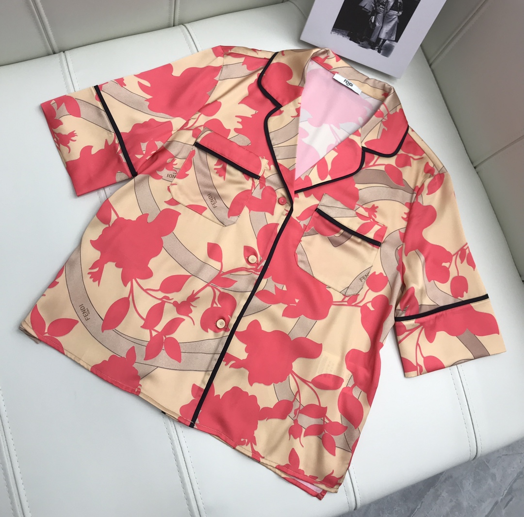 NO:696848,Fend* new product is on the shelves. Reactive printing short-sleeved pajama set follows the transfer reactive printing process. The color of the pattern is obvious. Original technical printing. The texture is comparable to silk. It is not easy to smear. The pattern can be seen inside and outside. It is truly the same as the original. Silky and comfortable pajama set. It can be worn at home and outside. Fashionable and western style. High version. Color, fendi, T-shirt, real silk,19860909Fend*新品上架 活性印花短袖睡衣套装 沿用转印活性印花工艺 图案色泽明显 原版技术印花 质感堪比真丝 不易抽丝 里外均可透底图案 真正做到与原版无异 丝滑舒适睡衣套装 可家居可外穿 时髦洋气  高版本 色,,fendi,T-shirt,real silk,,Women's clothing
