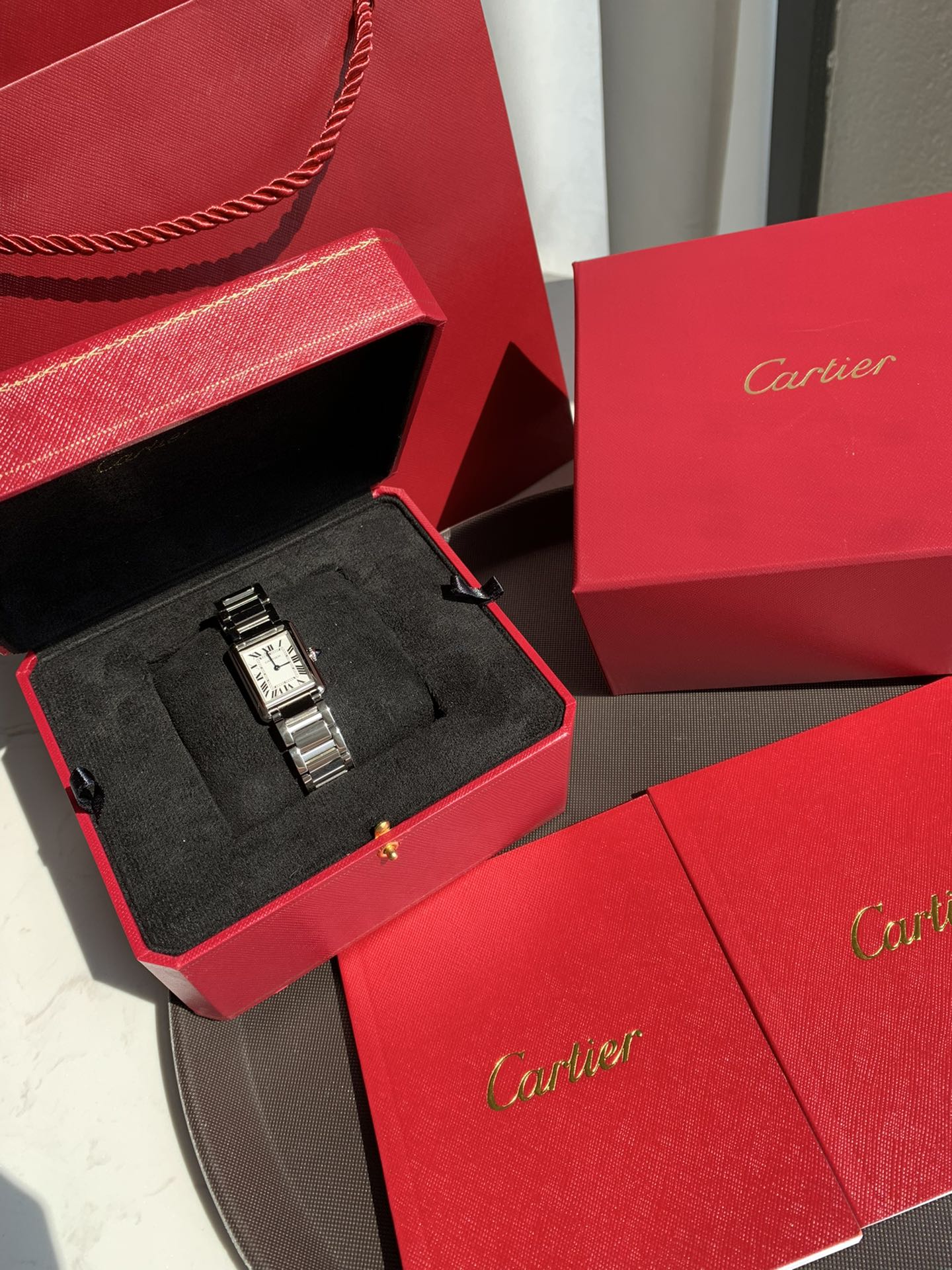NO:390697,High-end goods from Shenzhen factory. Cartier Tank series, a brand under the Richemont Group, redefines the concept of luxury and creates the wonderful encounter of Cartier's two legendary series. The watch lugs have become more rounded. Large size 33.7*25.6 Small size 29.5*22, equipped with sapphire scratch-resistant glass, original imported Swiss quartz movement, and steel strap case are all made of 904 stainless steel. Every detail has been carefully processed. After buying for so many years, this is a watch that I am most satisfied with. This is the best tank I have ever seen. My dear friends can be compared with the quality of the cabinet. I must not miss it. I will never come again. It is definitely not comparable to hundreds of goods on the market!  speed!  , cartier19860909来自深圳工厂的高端货 硬货坦克历峰集团旗下品牌卡地亚Tank系列经典潇洒 Must系列则重新定义奢华理念 成就卡地亚两大传奇系列的 精彩邂逅将古典主义美学融入每一处珍贵细节 表耳变得更加圆润,大号33.7*25.6小号29.5*22两个尺寸,搭载蓝宝石防刮花玻璃,瑞士原装进口石英机芯,钢带表壳均采用904精钢,每一个细节经过精心处理,入手这么多年手表,这是一块让我最满意的腕表,这是有史以来我见过最好的坦克,亲们完全可以媲美柜子品质好货,机不可失 时不再来,绝非市面几百的货色可以媲美的！速度！,,cartier,Watch