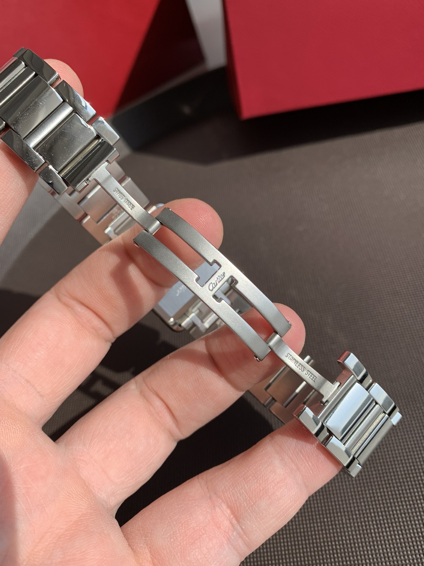 NO:390712,The buckle is matte, the lettering is clear, and every detail is perfectly presented. The inner chamfer has been carefully polished by the master for more than ten years, and it costs a lot of labor costs to create perfect quality!  ,19860909表扣喷沙哑光,刻字清晰,每一个细节都完美呈现,内侧倒角都是经过十几年老师傅精心打磨,花费大量人力成本,造就完美品质！,,Watch