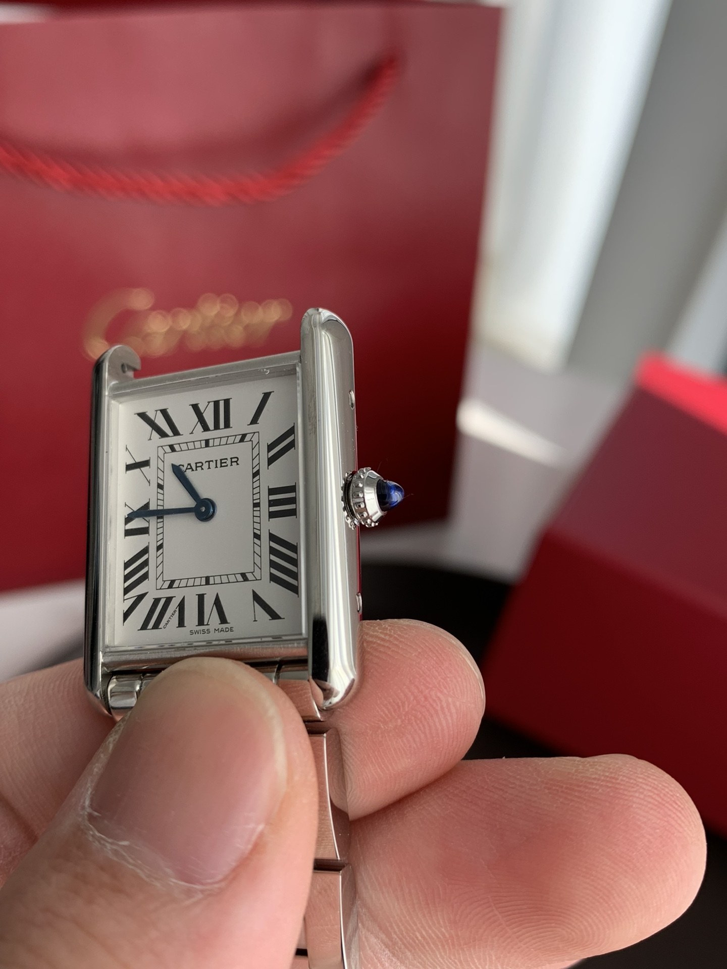 NO:390728,The case is stretched and extended. The lugs are slender and delicate, with round and soft corners. The central axis of the needle is mirror polished twice. The quenched blue needle will never fade!  Sapphire extends the head to make it more beautiful!  ,19860909表壳拉伸延长 表耳纤细精致,边角圆润柔和,表针中轴采用镜面抛光二次处理,淬火蓝针永不掉色！蓝宝石把头延长更具美感！,,Watch