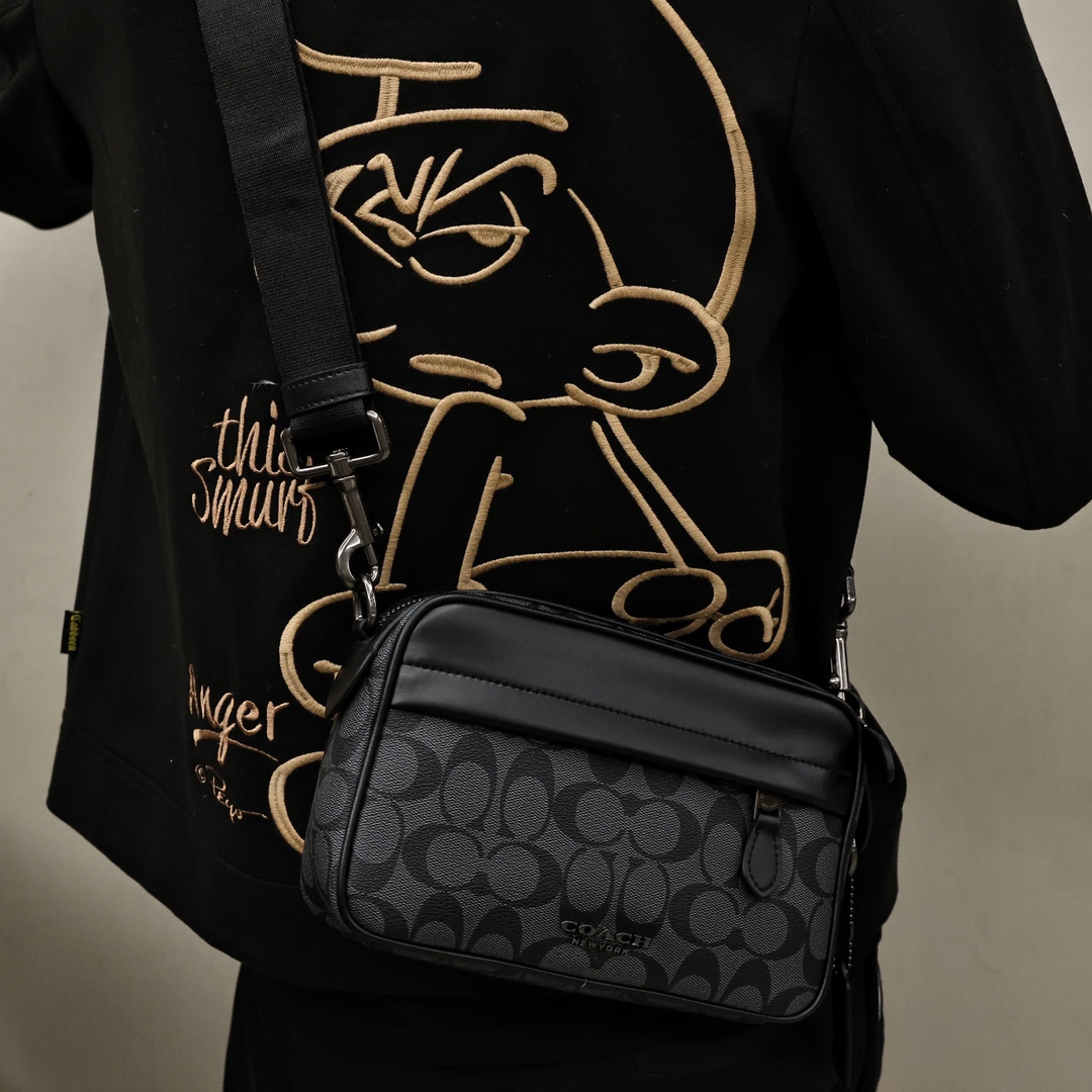 蔻驰相机包💰230 经典标志Graham相机包,极简的外观设计,让整个包充满设计感,更加棱角分明,牛皮拼接,经典双C涂层帆布,都市硬核青年风。 规格:23*15*7cm