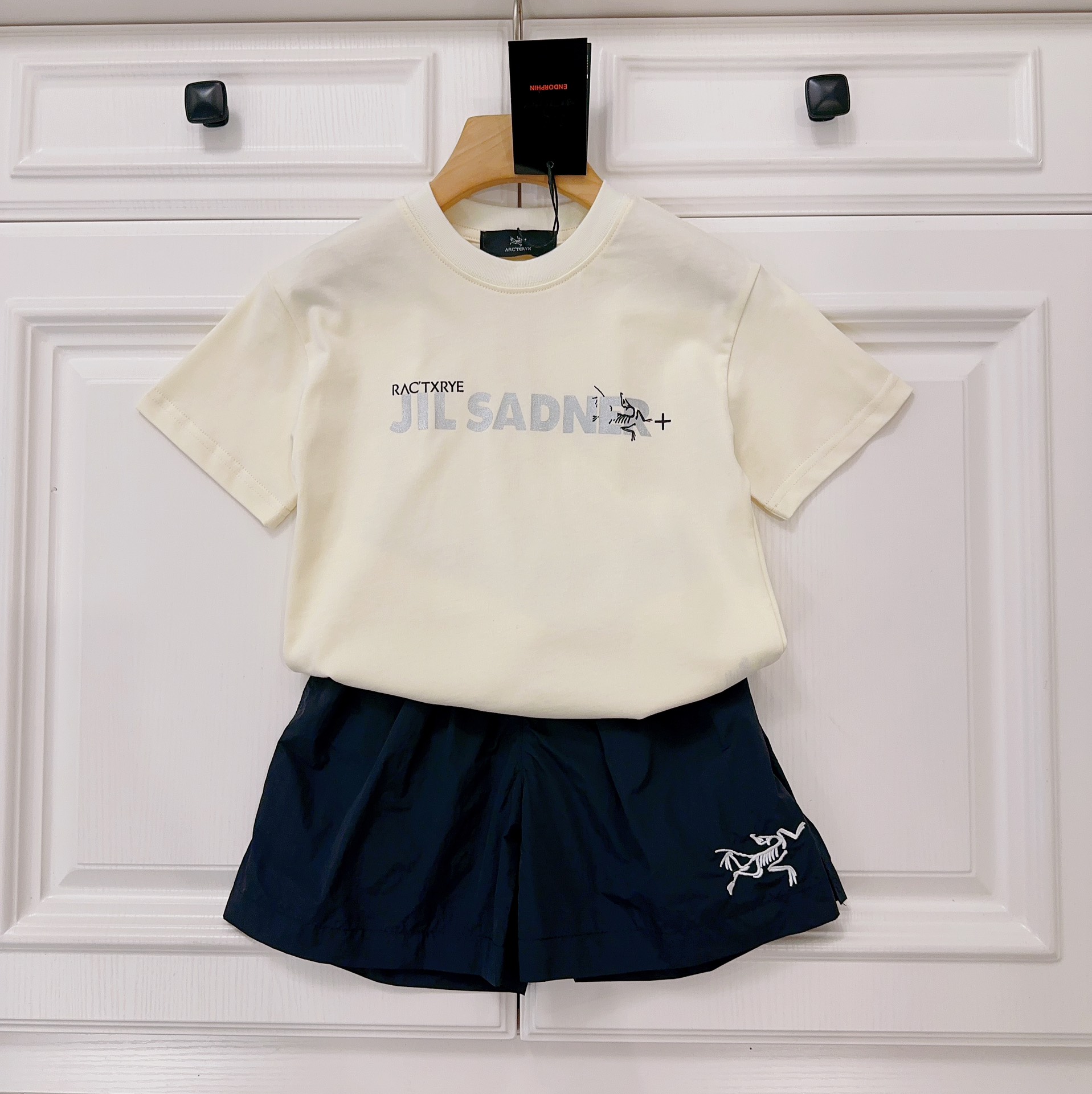 New 2023 Arcteryx Kids Clothing: Cotton T-shirts, Beach Pants with Logo, Various Sizes - 图片 1