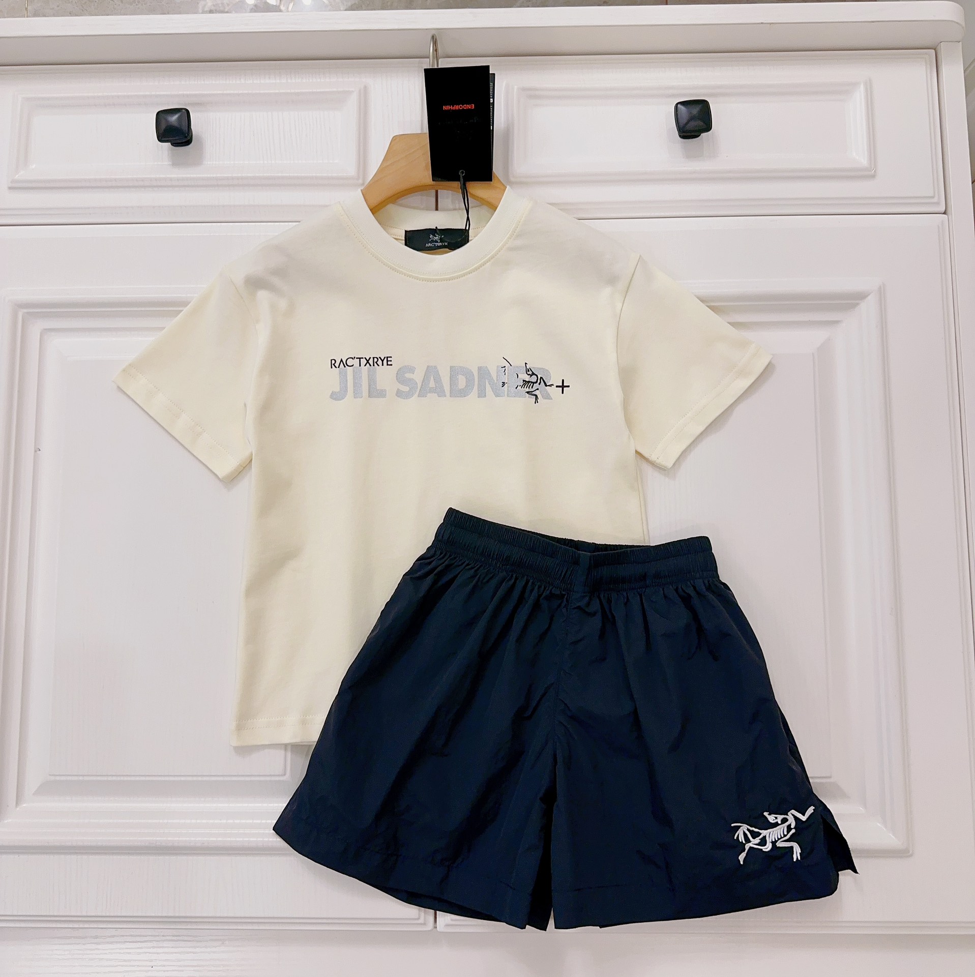 New 2023 Arcteryx Kids Clothing: Cotton T-shirts, Beach Pants with Logo, Various Sizes - 图片 2