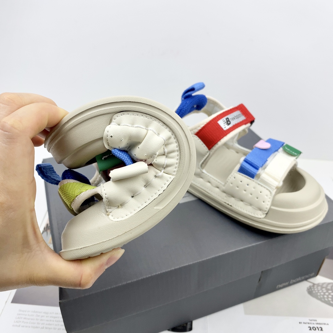 图片[9]-💘New Blance包头魔术贴童鞋男女童官网夏款最新上市💝💲 🛵NB 包头双车线车边彩色三带休闲户外沙滩鞋凉鞋🚘 💖夏季韩版防滑防踢软底透气新概念户外潮鞋凉鞋🎈 🍒颜色：黑色，兰色，红色 号码：26-35码-选品中心