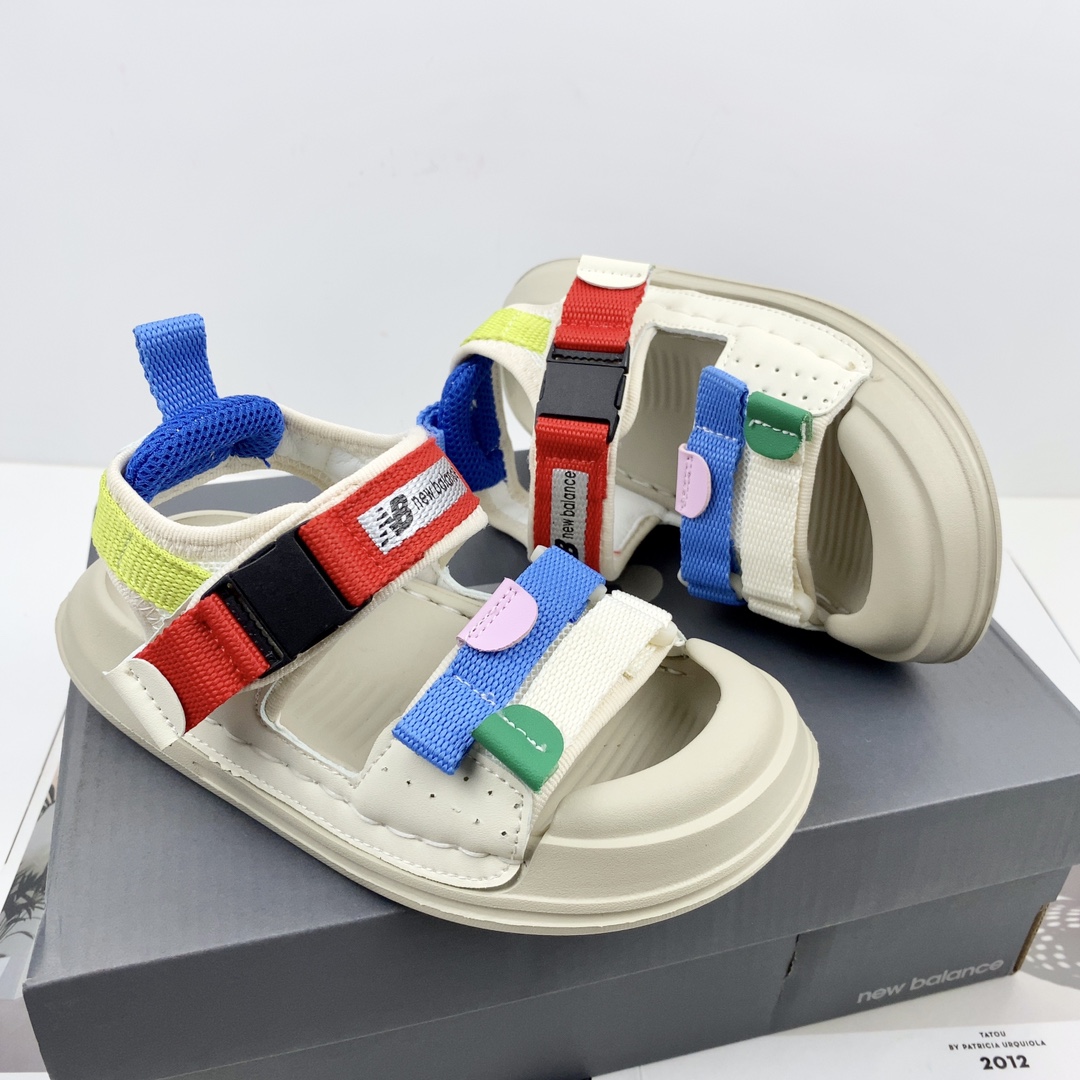 图片[2]-💘New Blance包头魔术贴童鞋男女童官网夏款最新上市💝💲 🛵NB 包头双车线车边彩色三带休闲户外沙滩鞋凉鞋🚘 💖夏季韩版防滑防踢软底透气新概念户外潮鞋凉鞋🎈 🍒颜色：黑色，兰色，红色 号码：26-35码-选品中心