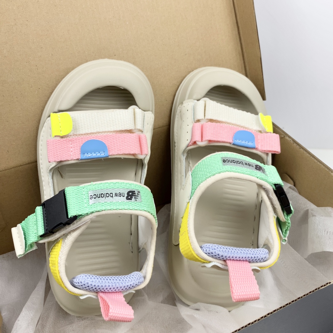 图片[7]-💘New Blance包头魔术贴童鞋男女童官网夏款最新上市💝💲 🛵NB 包头双车线车边彩色三带休闲户外沙滩鞋凉鞋🚘 💖夏季韩版防滑防踢软底透气新概念户外潮鞋凉鞋🎈 🍒颜色：黑色，兰色，红色 号码：26-35码-选品中心