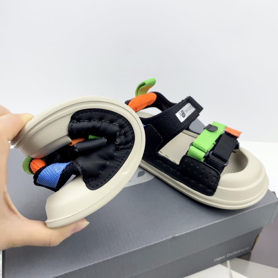 图片[9]-💘New Blance包头魔术贴童鞋男女童官网夏款最新上市💝💲 🛵NB 包头双车线车边彩色三带休闲户外沙滩鞋凉鞋🚘 💖夏季韩版防滑防踢软底透气新概念户外潮鞋凉鞋🎈 🍒颜色：黑色，兰色，红色 号码：26-35码-选品中心