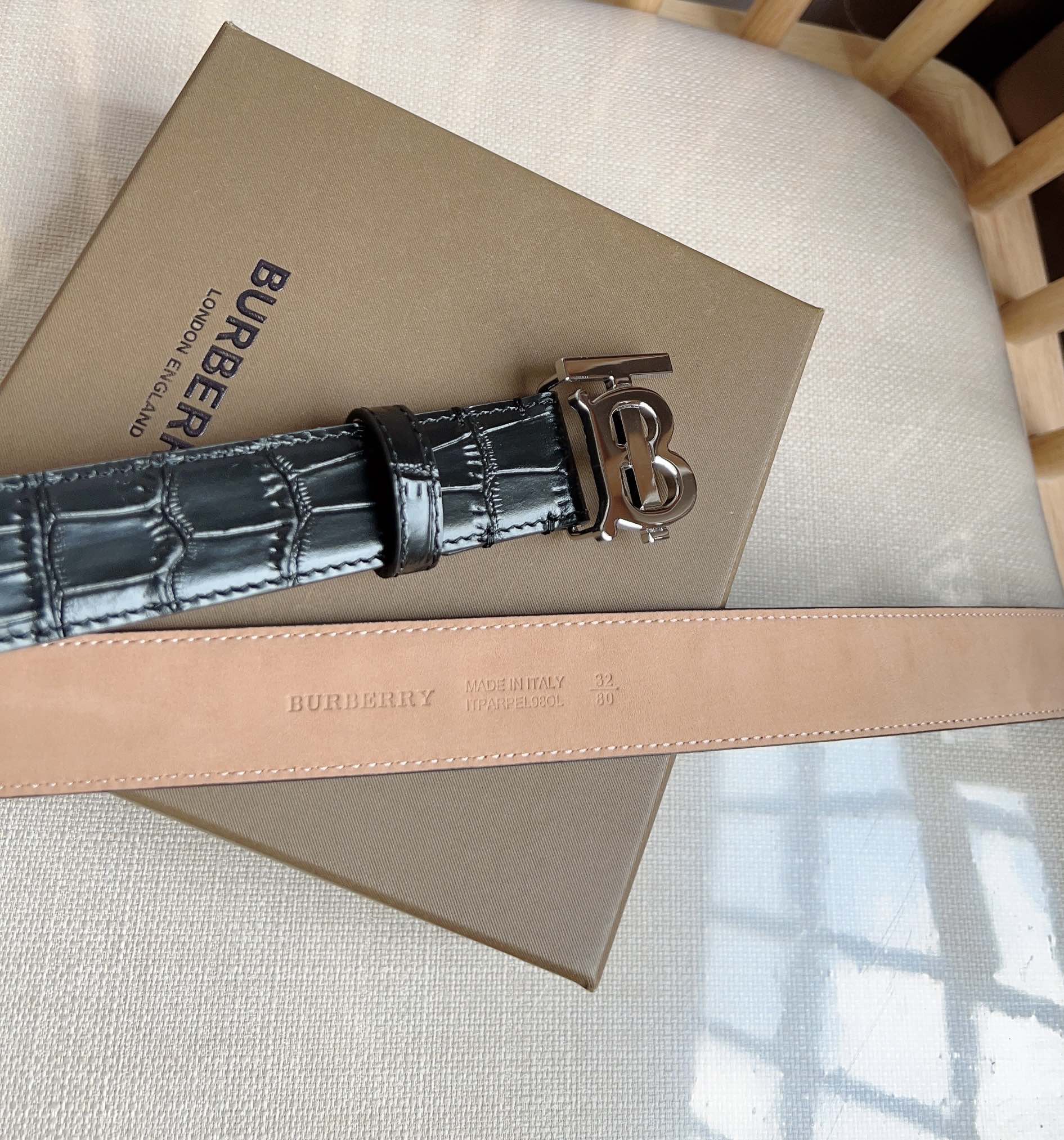 新款Burberry巴宝莉专柜同步上