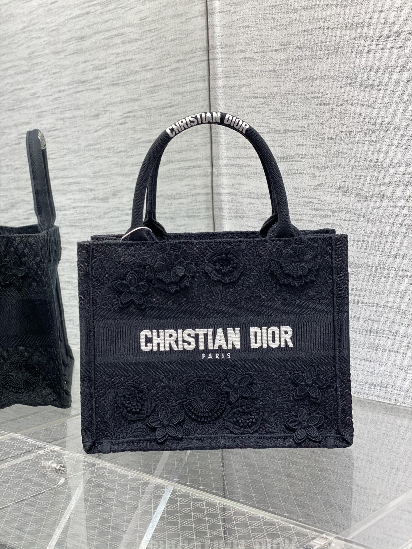 迪奥Dior顶级进口原厂绣花购物袋小号现货️Tote最新尺寸小号被种草了这个包比原本的小号短一点显得非常