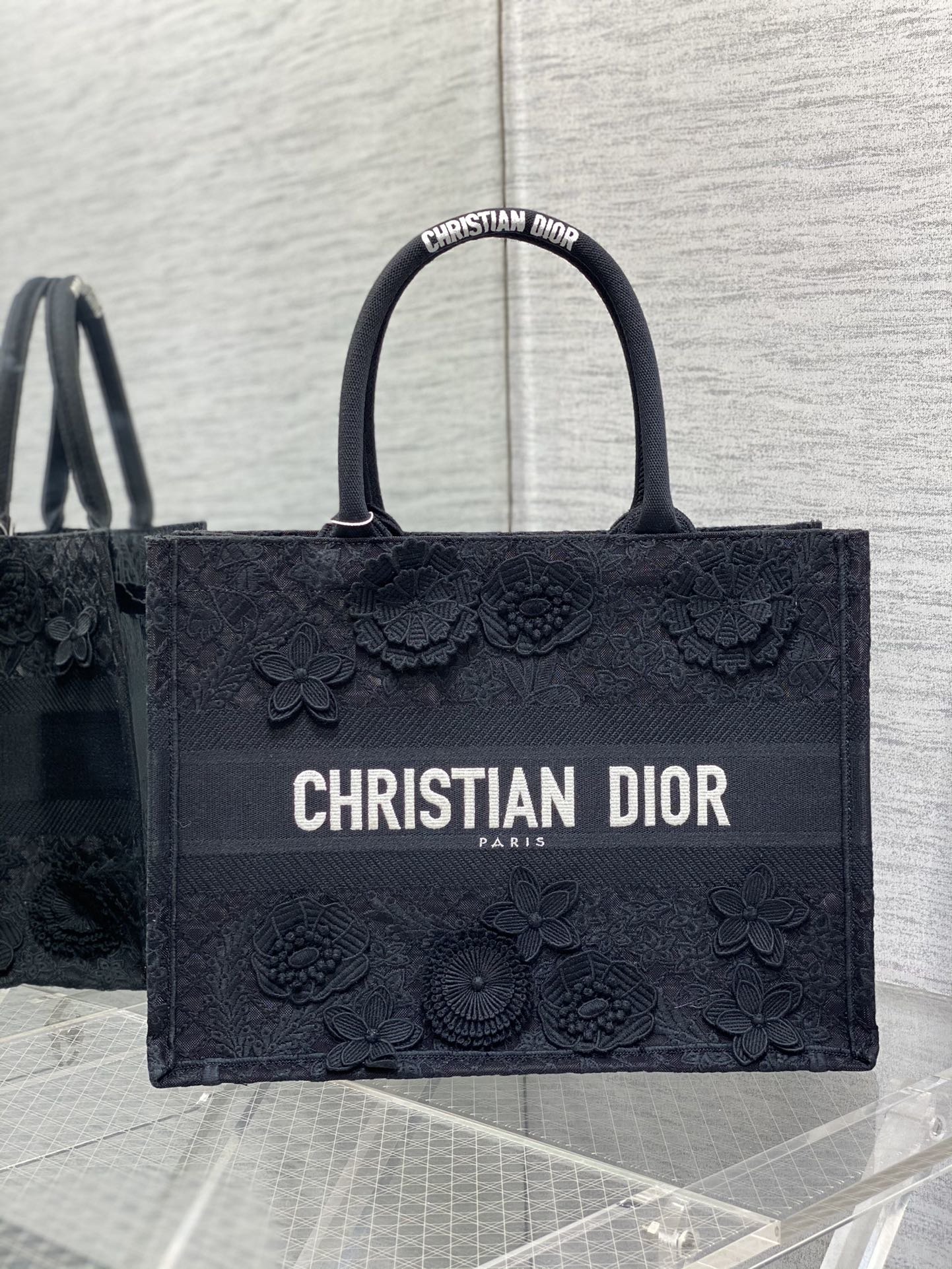 迪奥Dior顶级进口原厂绣花购物袋中号现货️Tote最新蕾丝花朵系列高雅大气单独摆在那里都是发光的艺术品