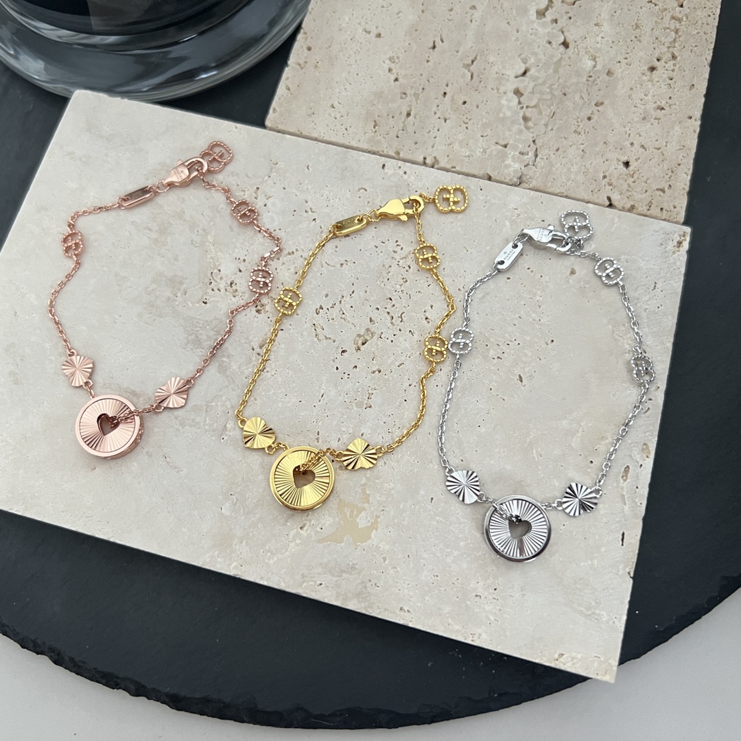 NO:104320,New Gucci Gucci new ICON series hollow heart-shaped pendant love bracelet CNC craftsmanship white gold K yellow rose gold size 20cm adjustable, Gucci bracelet, gucci, gucci, bracelet19860909上新 Gucci古驰新款ICON系列镂空心形吊坠爱心手链 CNC工艺打造 白金K黄玫瑰金 尺寸20cm可调节,古驰手链,gucci,gucci,bracelet,Jewelry