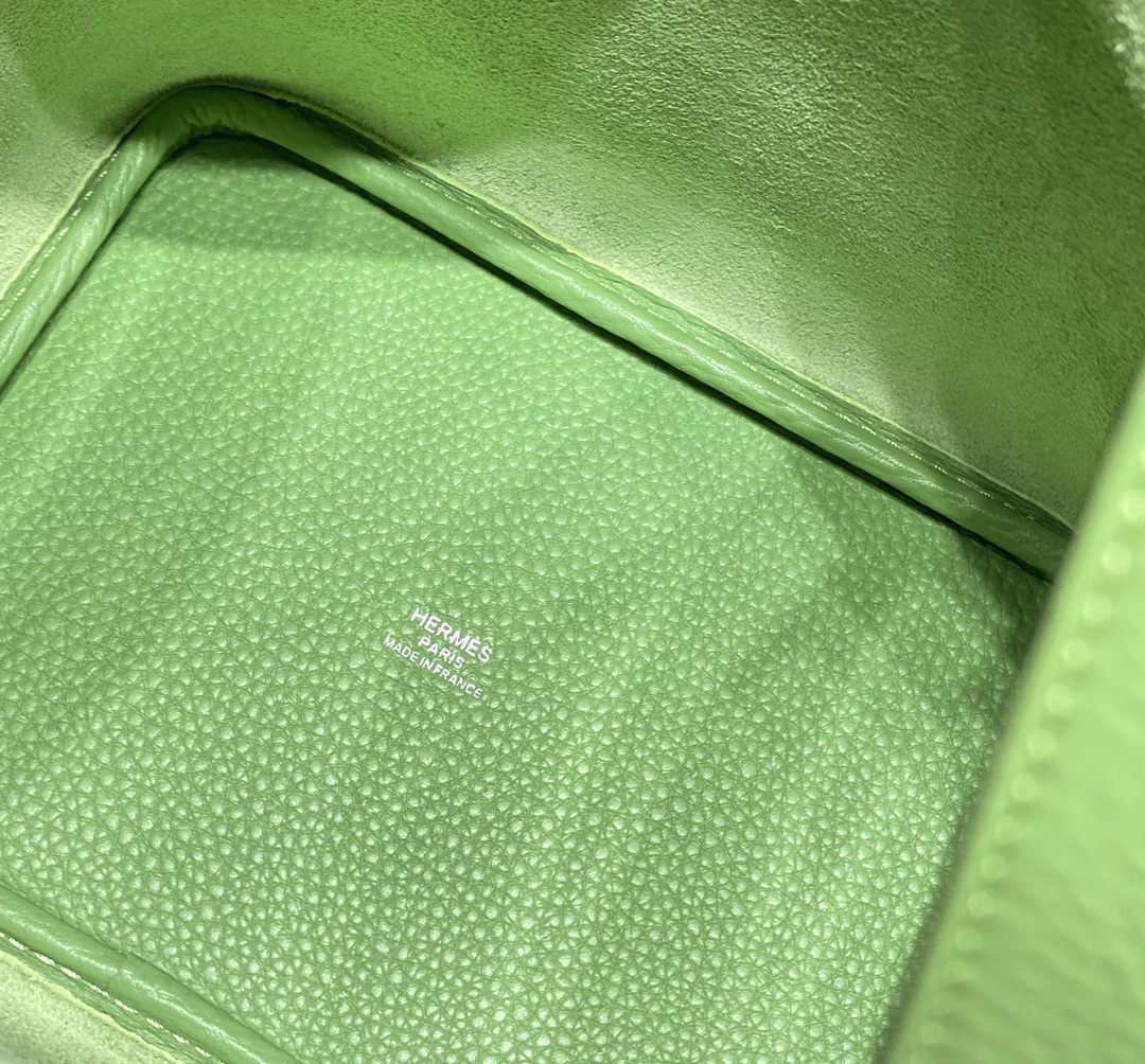 Hermès Picotin Lock 22 Bag - Avocado Green, Authentic Leather, Silver Hardware 8 i1681804425 3539 7