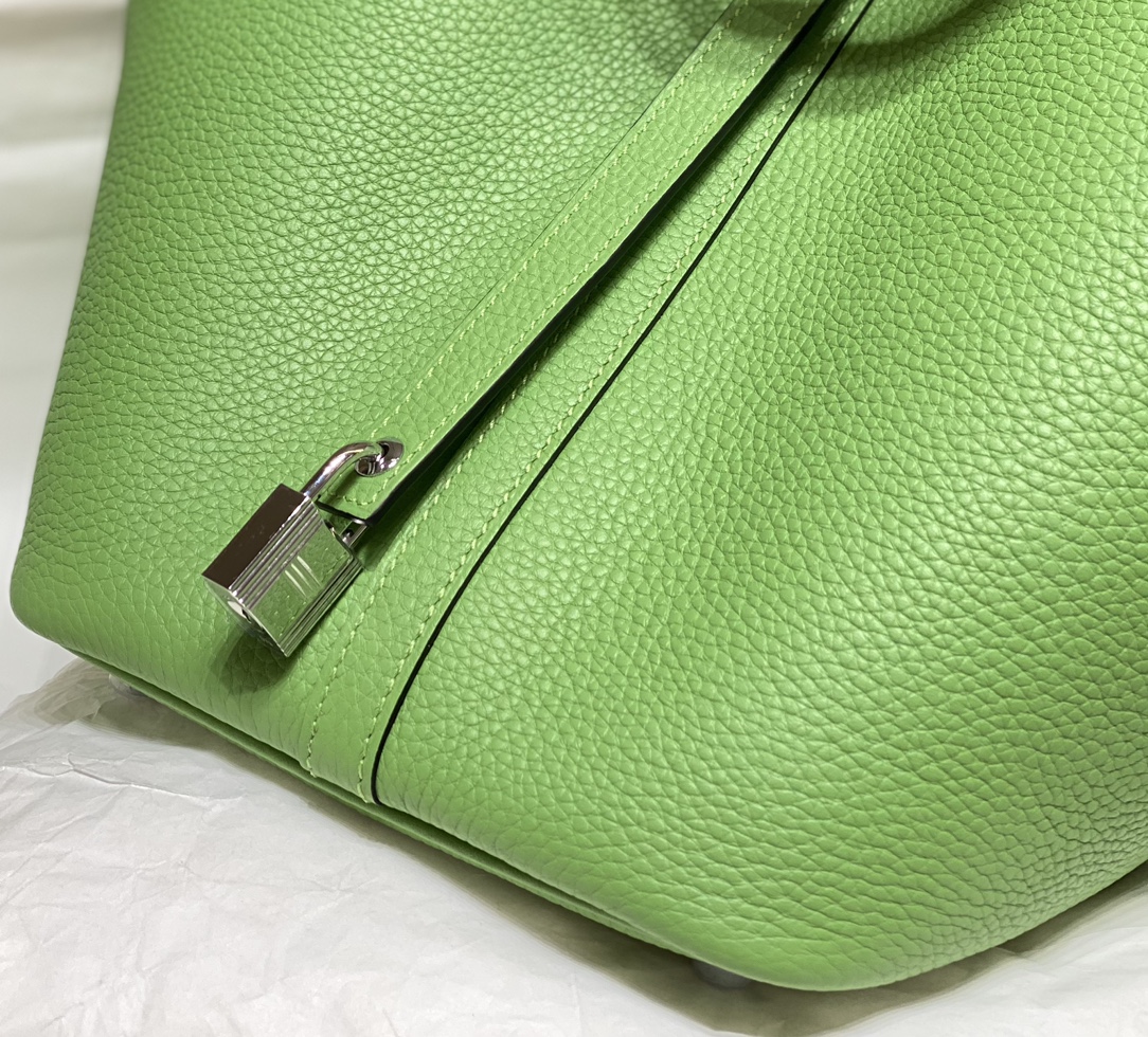 Hermès Picotin Lock 22 Bag - Avocado Green, Authentic Leather, Silver Hardware 5 i1681804425 9044 4
