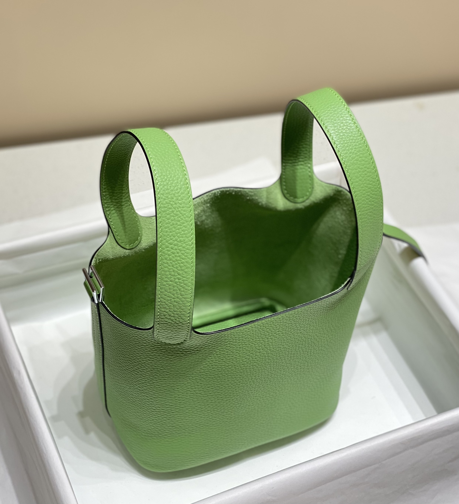 Hermès Picotin Lock 22 Bag - Avocado Green, Authentic Leather, Silver Hardware 9 i1681804440 1171 0