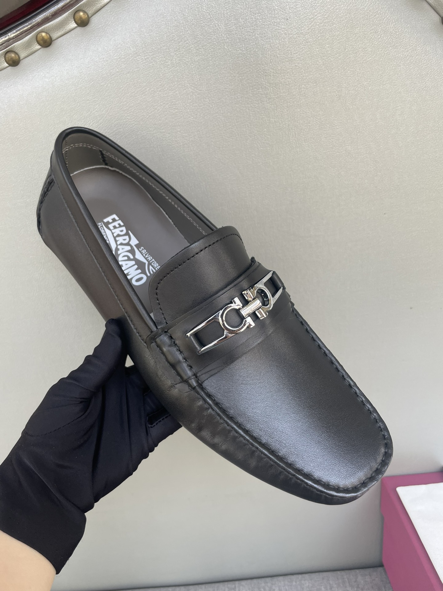 NO:354272,[Strong] [Strong] [Strong] Original quality New counter model Ferragamo ferragamo pure hand-made driving men's shoes Doudou shoes footwear lazy shoes, exquisite hand-stitching, workmanship details comparable to those of the counter Original rubber sole imported cowhide from Italy, water-reduced corrugated water-dyed cowhide, sweat-absorbing and odor-proof dark blue imported Niujing 39-44 large stock (38, 45 custom made without return),, ferragamo, ferragamo, cowhide19860909批[强][强][强]原单品质 专柜新款 菲拉格慕ferragamo 纯手工开车男鞋 豆豆鞋 套脚鞋 懒人鞋 ,精致手工缝线 做工细节堪比专柜 原版橡胶大底 意大利进口牛皮压水波纹水染牛皮里 吸汗防臭 深蓝色进口牛京39-44大量现货（38,45定做不退换）,,ferragamo,ferragamo,cowhide,Men's shoes