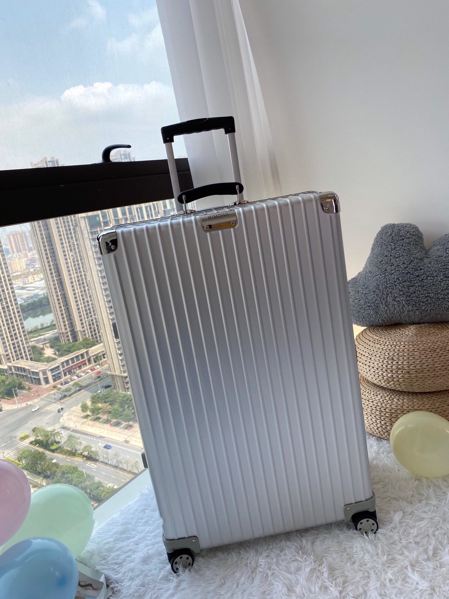 NO:269885,Rimowa suitcase/trolley case [all aluminum magnesium alloy] 972 Supreme Edition, the highest version of the classic fight series!  Rimowa is a must-have for classic Rimowa, hand-sewn leather handles, which are more retro than Toas, and are full of exquisite and classical atmosphere!  Place an order and get Rimowa boarding pass certificate model 99972 silver/black/titanium 20 inch/boarding case 26 inch/consignment 29 inch/consignment,19860909Rimowa 日默瓦行李箱/拉杆箱【全铝镁合金】972至尊版,classic fight 系列目前最高版本！ Rimowa经典必入款,手工缝制皮革手把,比Toas更有复古韵味,满满的精致古典气息！ 下单送 Rimowa 登机牌证书型号99972银色/黑色/钛金20寸/登机箱 26寸/托运 29寸/托运,,luggage