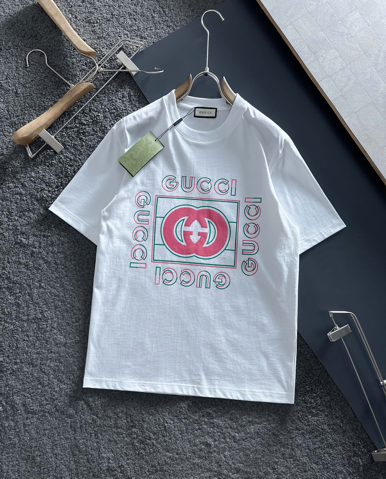 Camiseta de manga corta de cuello redondo de la última colección de principios de primavera de GUCCL, sincronizada con …