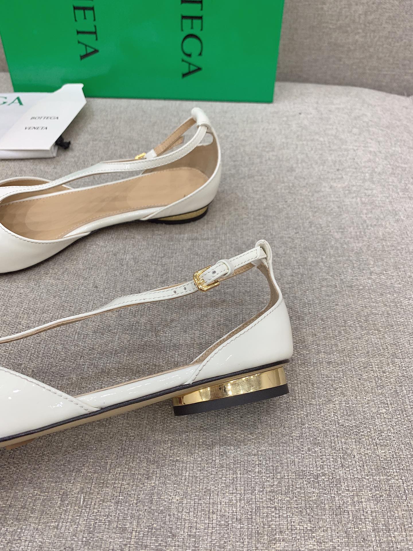 Bottega Veneta’s New Pointy Flats: Stylish and Comfortable Footwear for Plant Lovers - 图片 7