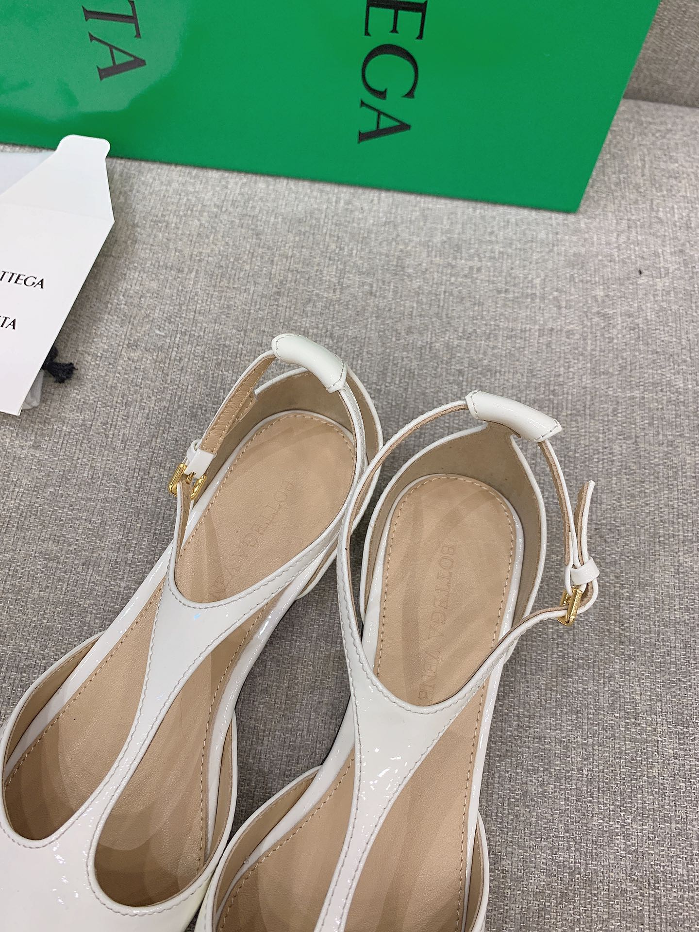 Bottega Veneta’s New Pointy Flats: Stylish and Comfortable Footwear for Plant Lovers - 图片 6