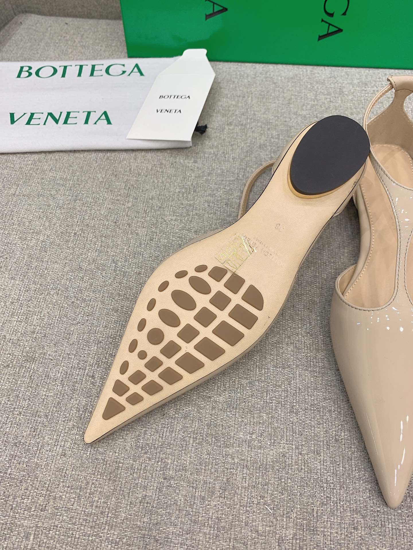 Bottega Veneta Introduces Stylish Pointy Flats, Priced at $725. - 图片 9