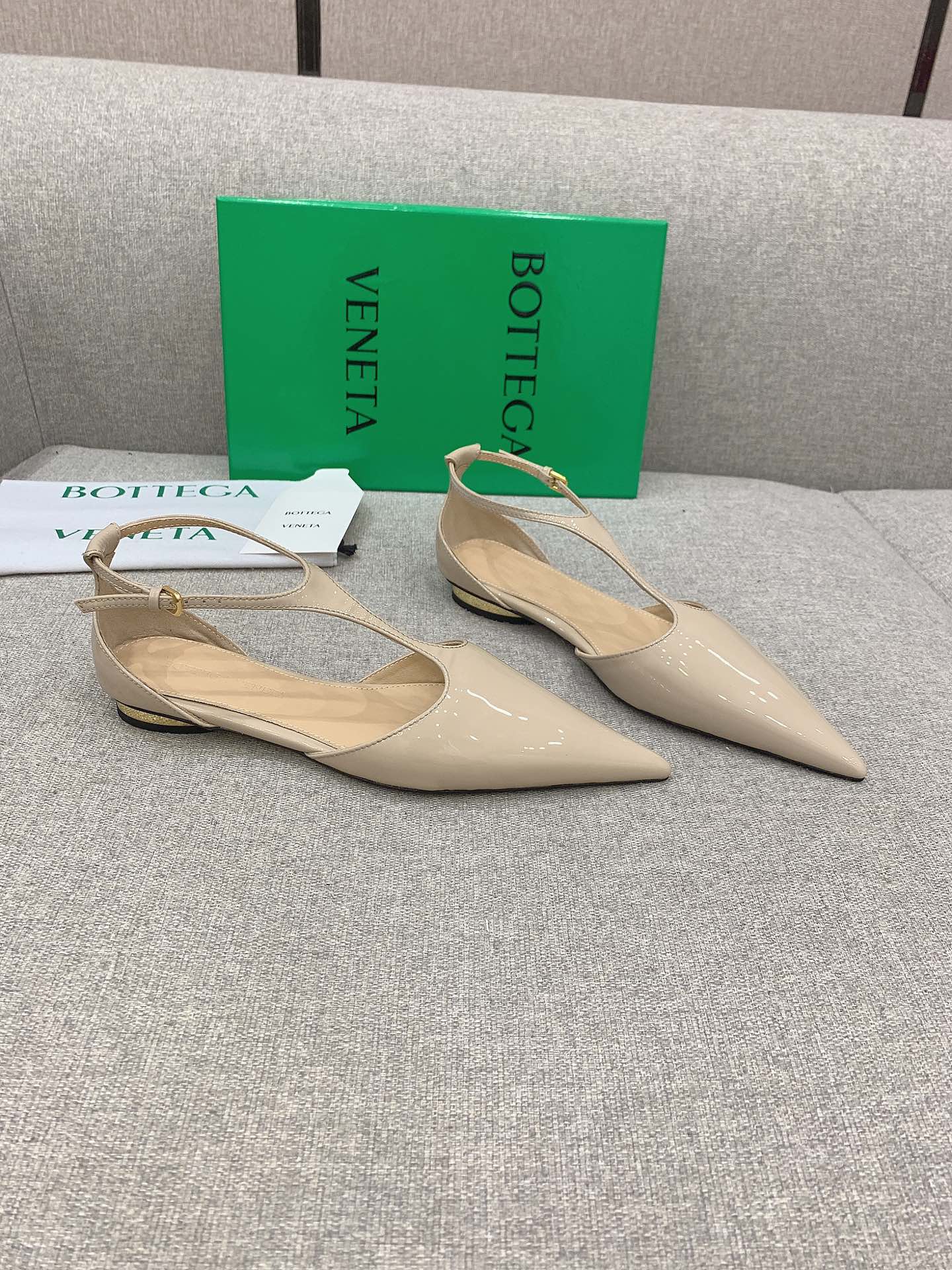 Bottega Veneta Introduces Stylish Pointy Flats, Priced at $725. - 图片 2