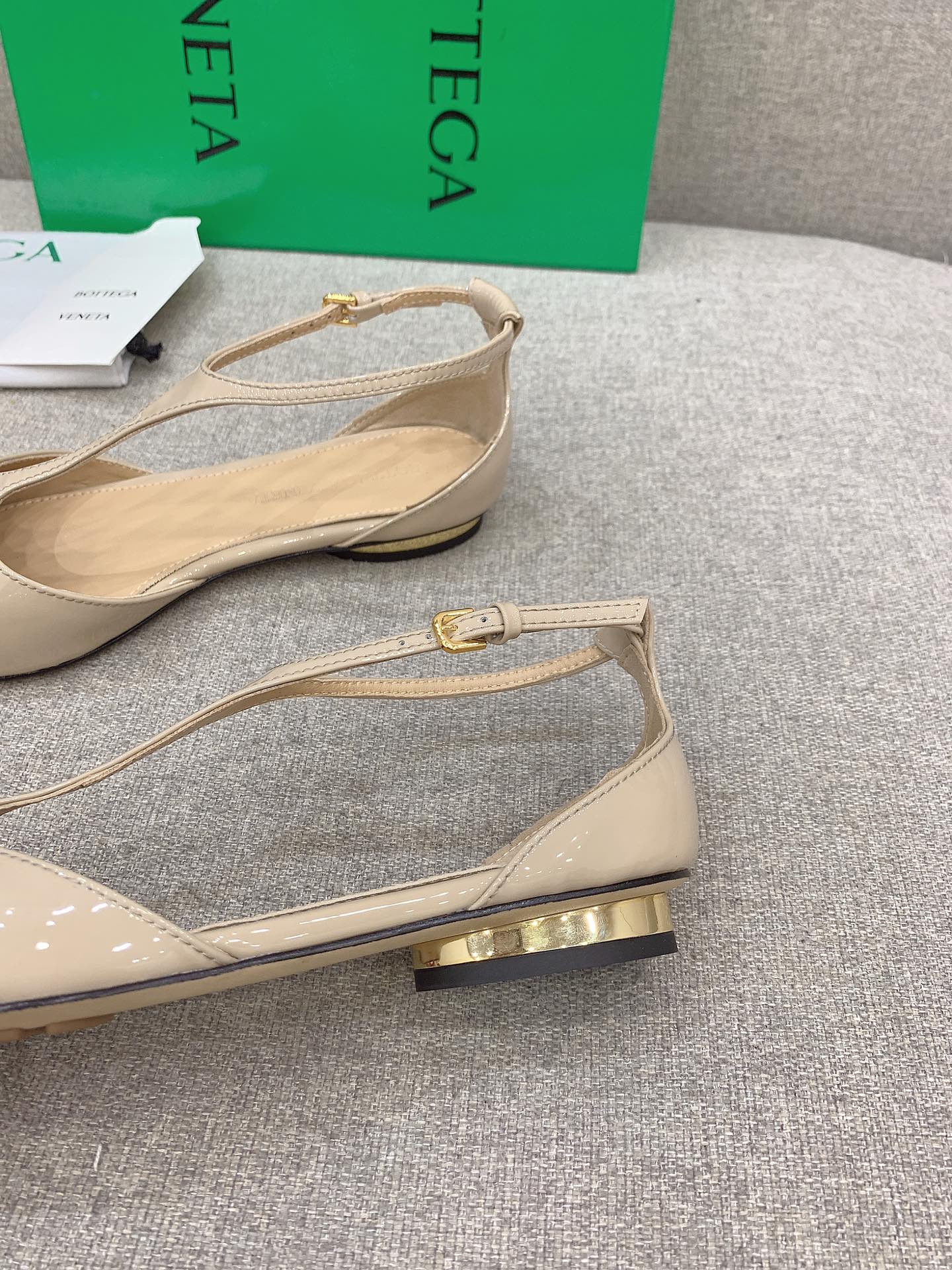 Bottega Veneta Introduces Stylish Pointy Flats, Priced at $725. - 图片 7