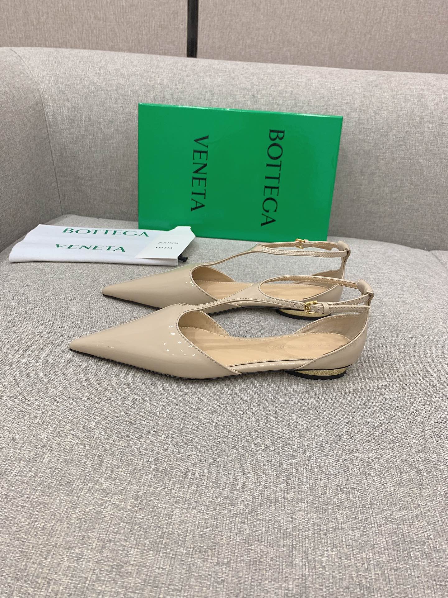 Bottega Veneta Introduces Stylish Pointy Flats, Priced at $725. - 图片 3